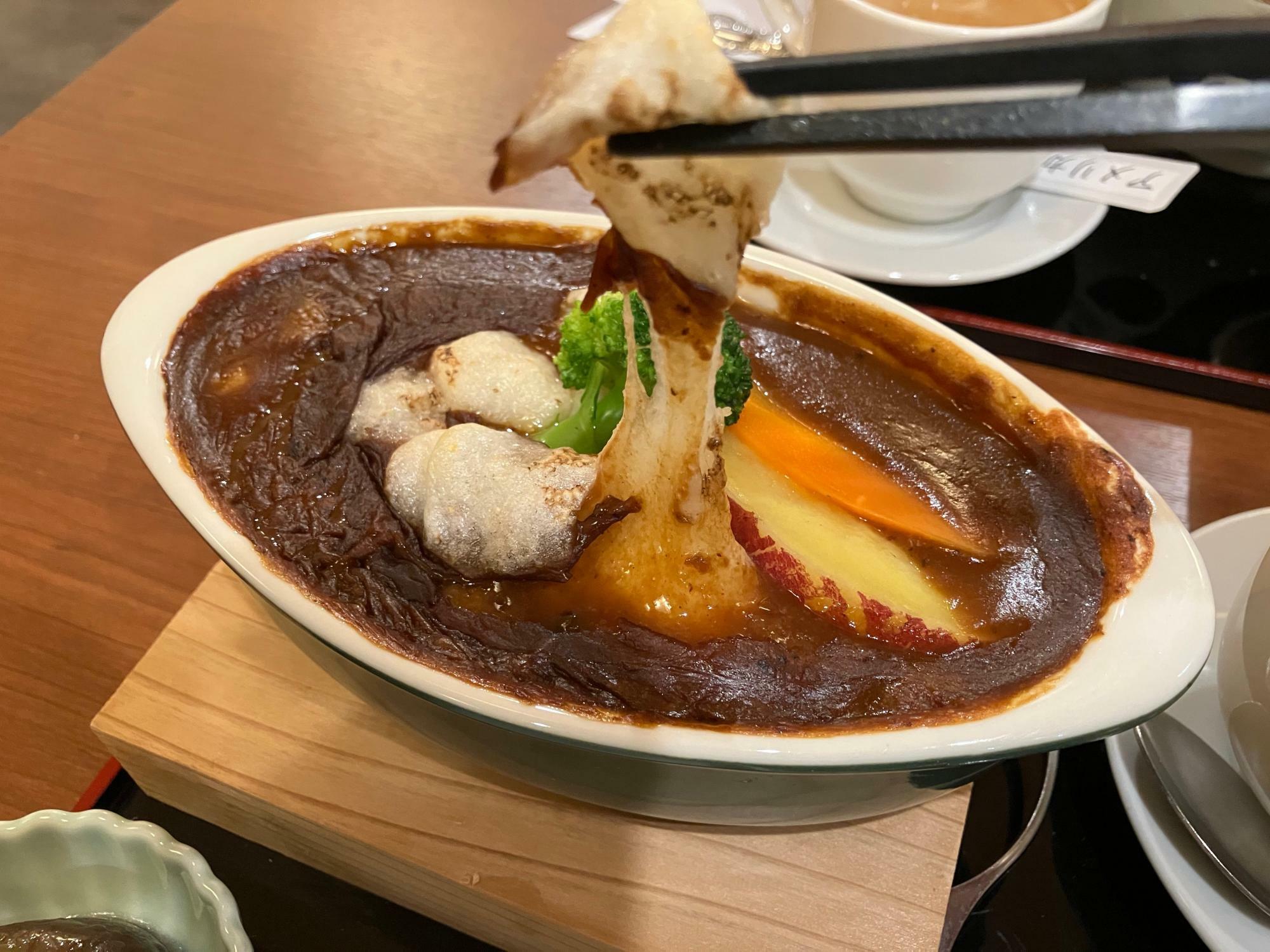 リニューアルしたランチセット（11時～15時）のおもち焼きカレー1000円を注文しました。