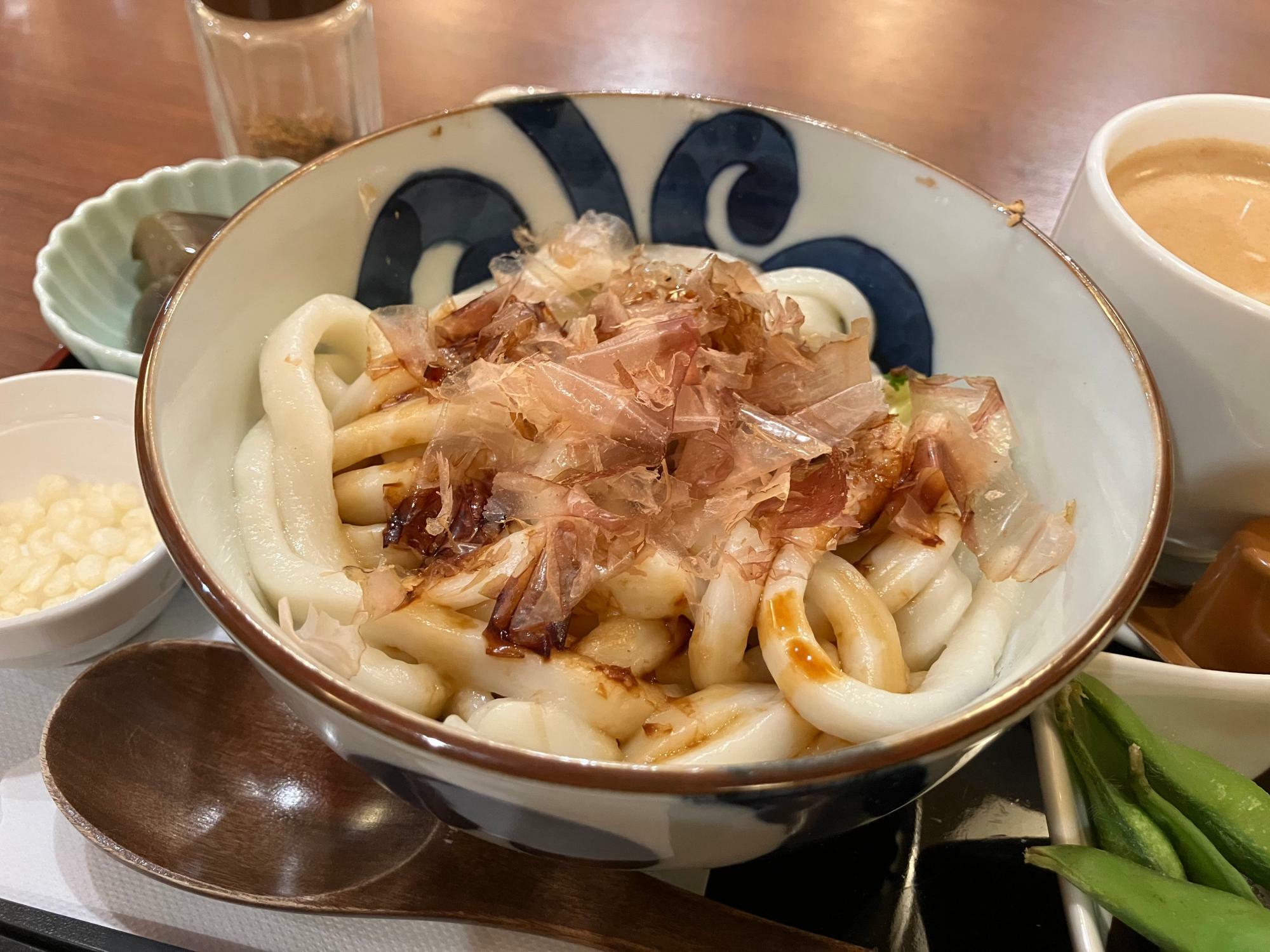 ランチセット（11時から15時）の伊勢うどん1000円も注文しました。