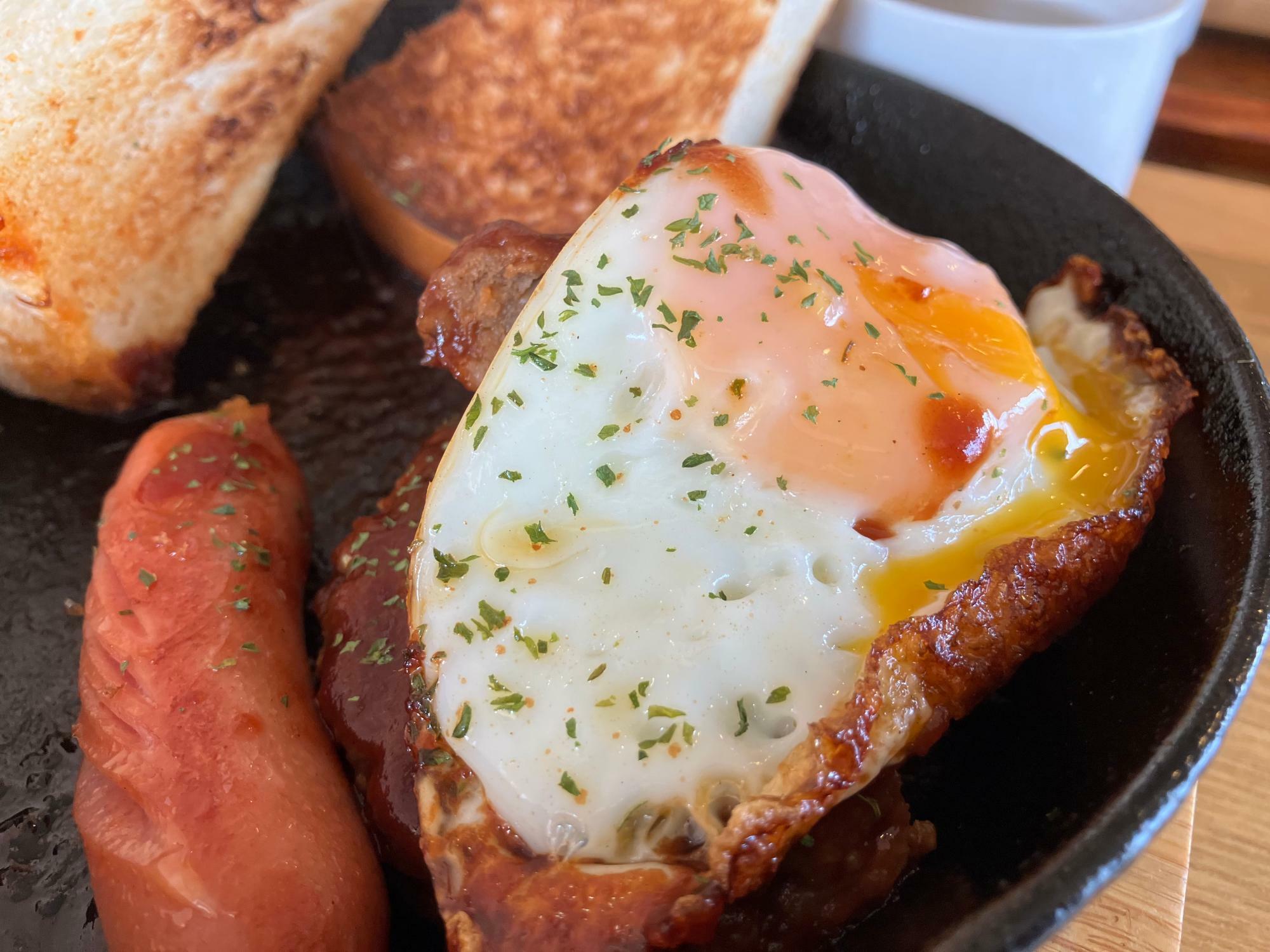 目玉焼きはハンバーグの横にありましたが、今回はハンバーグの上に乗せて食べました。