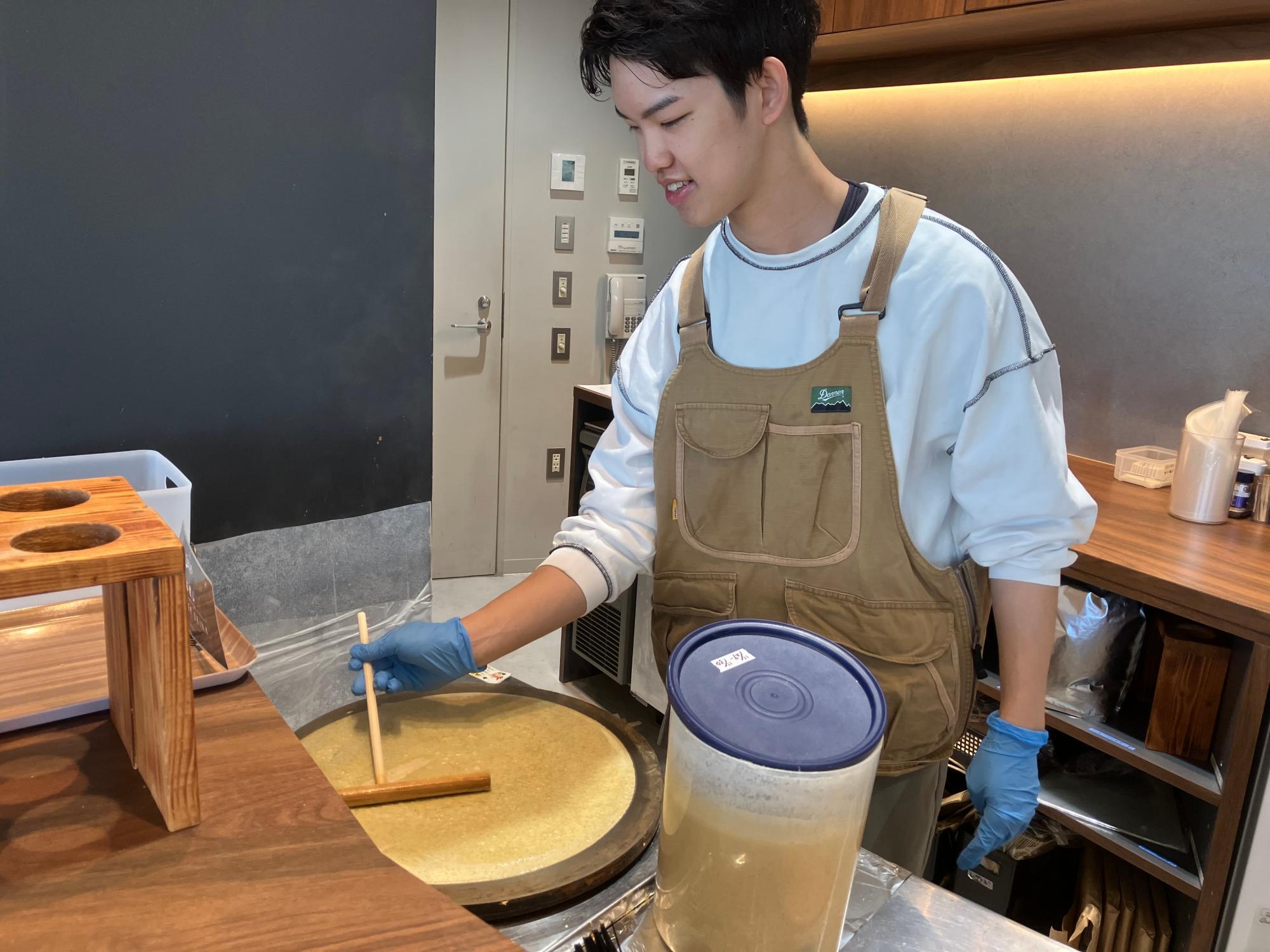 クレープの大きな生地を焼き上げる様子です。