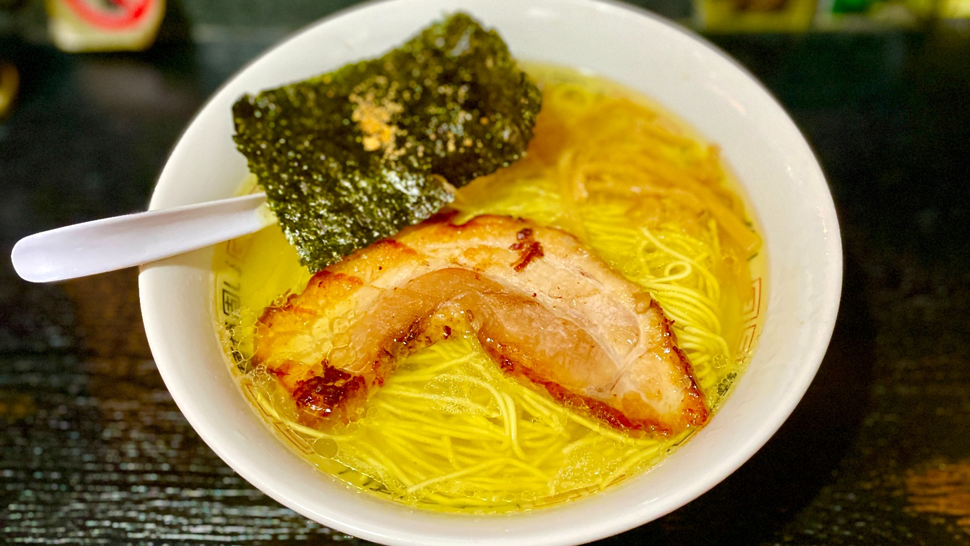 池袋駅】スープはしょっぱい！麺は固い！を自認するラーメンを食べて