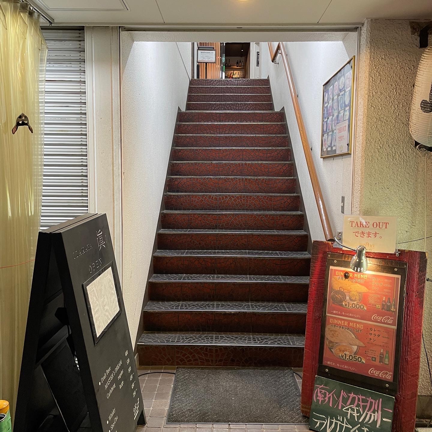 少しわかりにくいですが階段をのぼって2階へ。