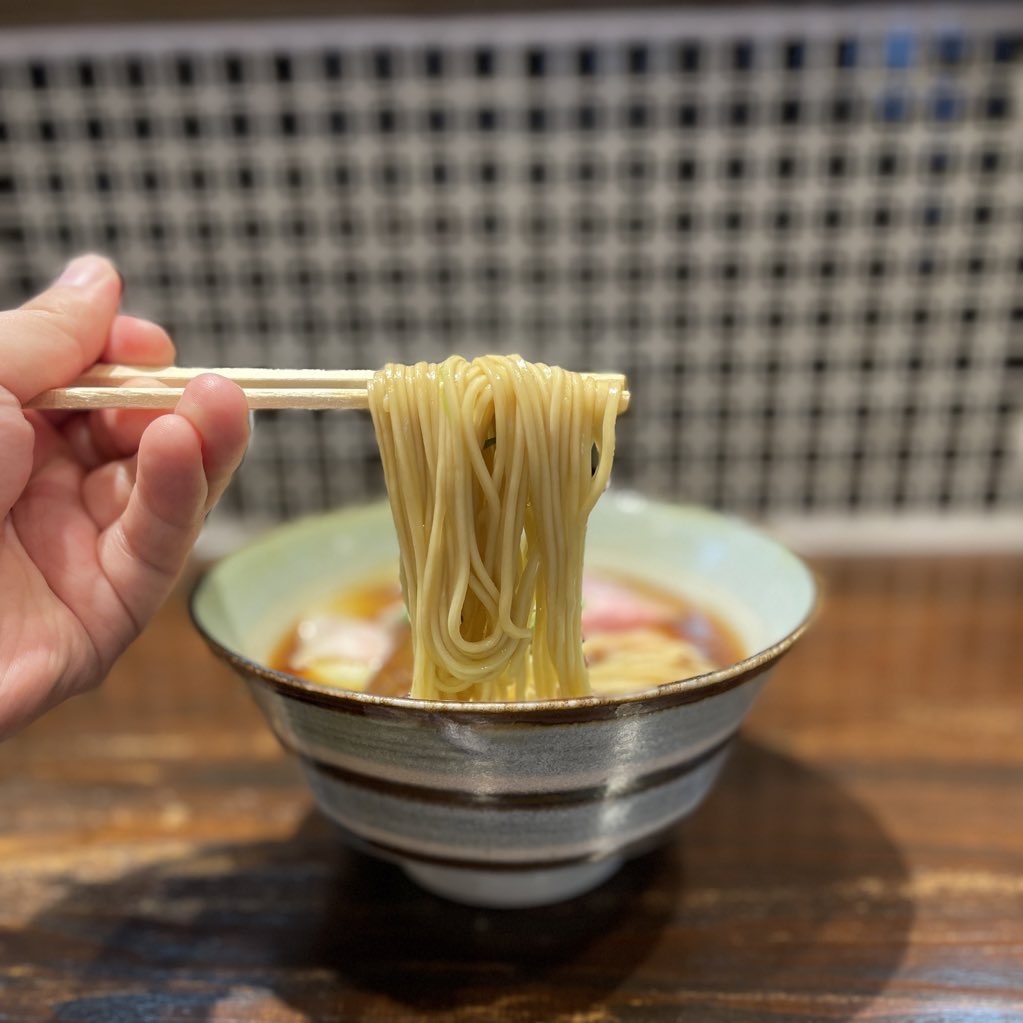 しっかり茹でられて真っ直ぐにのびる麺です。