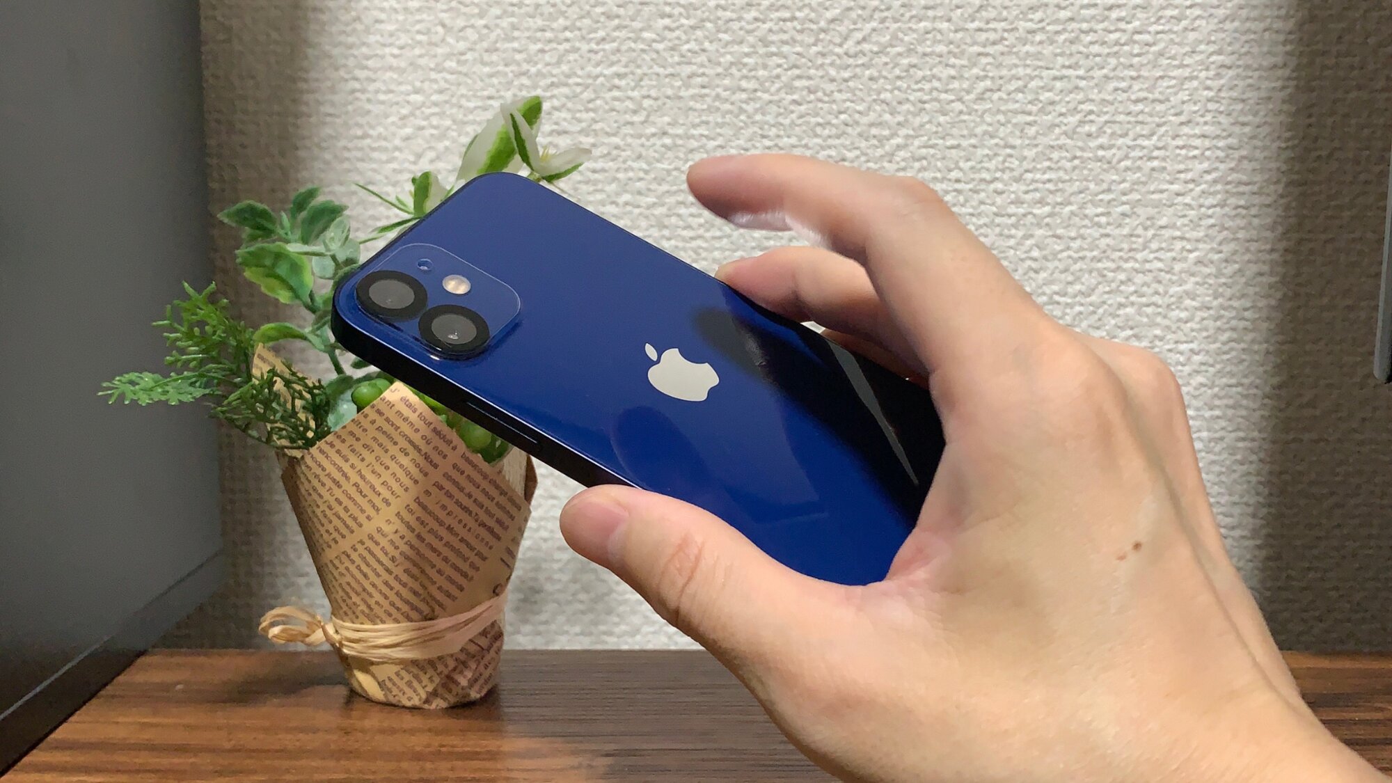 iPhoneの背面のりんごマークのあたりを人差し指でトントンと叩いてみてください