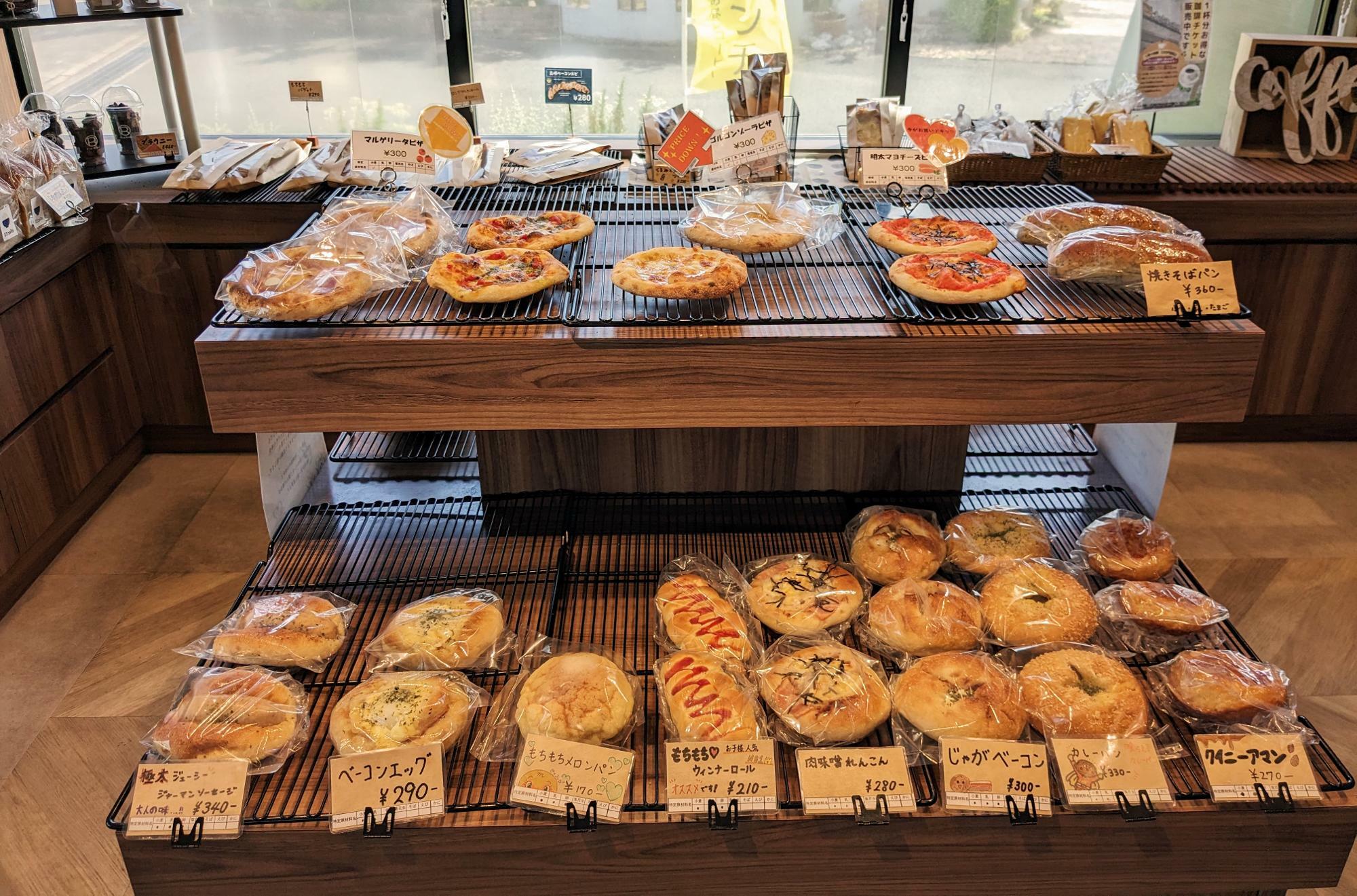 パンは自社が運営する「R　Baker　BRANCH　福岡下原店」から、毎日出来立てのパンが70種類も届けられ並ぶそうです。