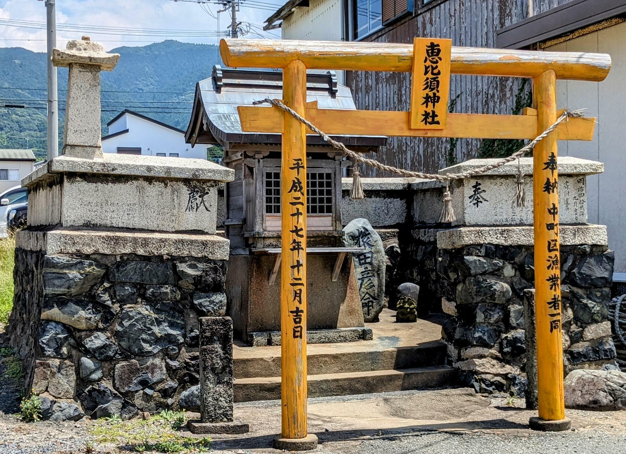 黄色い鳥居は珍しいですね。