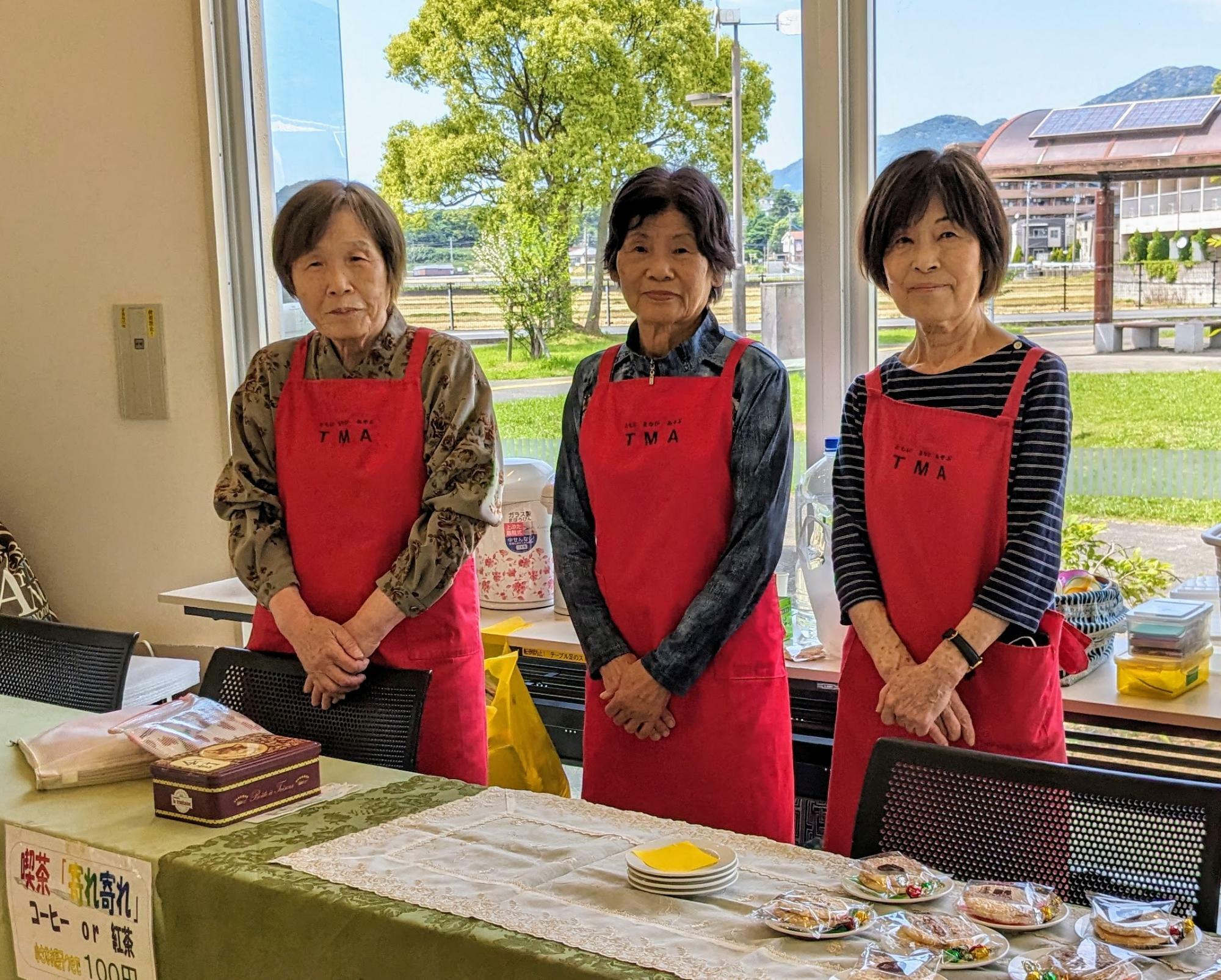 本日のスタッフ：写真中央が会長の真嶋洋子さん／左、神野正子さん／右、川添和子さん