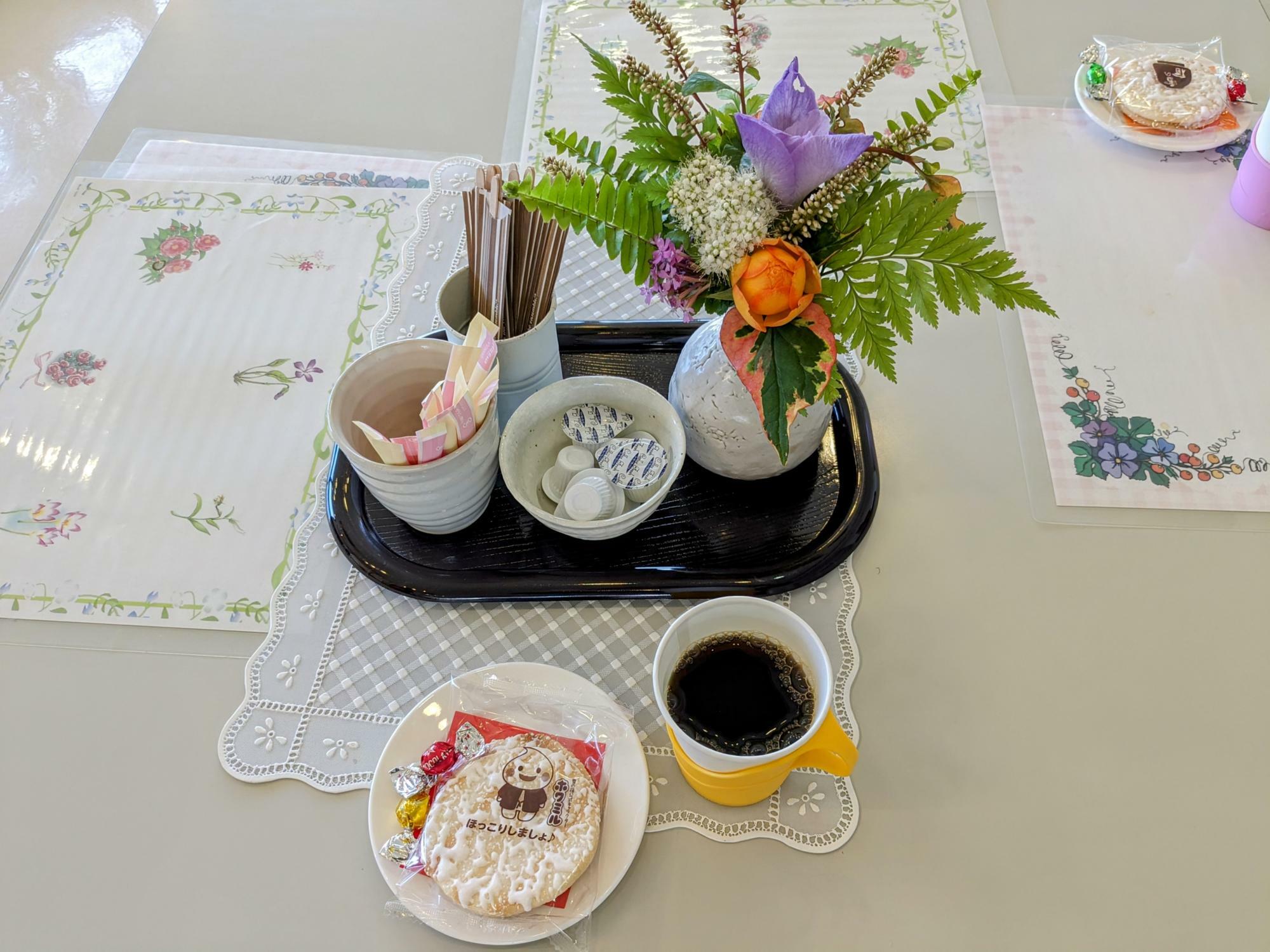 各テーブルにはお花も飾られていて気持ちがなごみます。