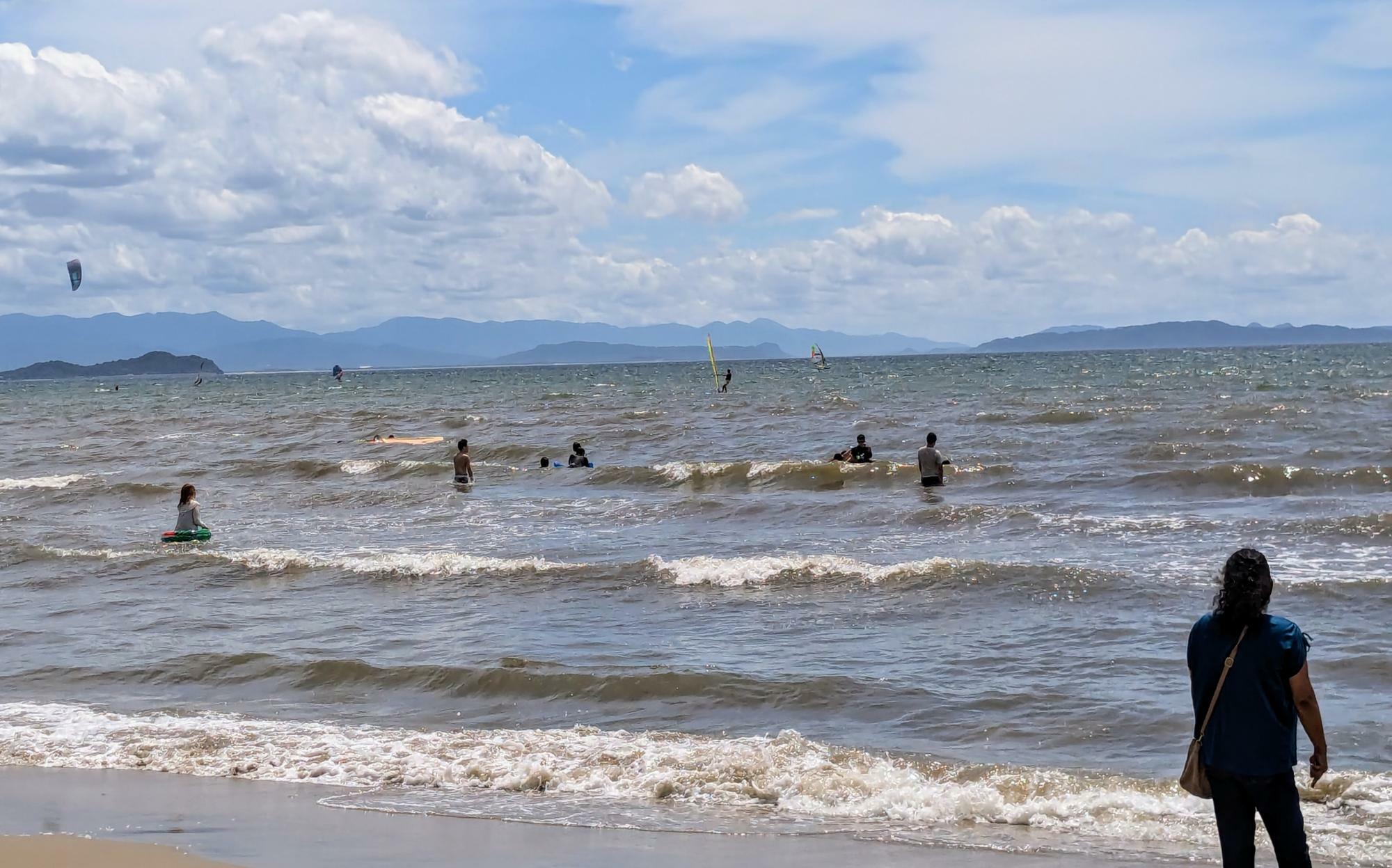 海水浴、マリンスポーツを多くの人が楽しんでいます。