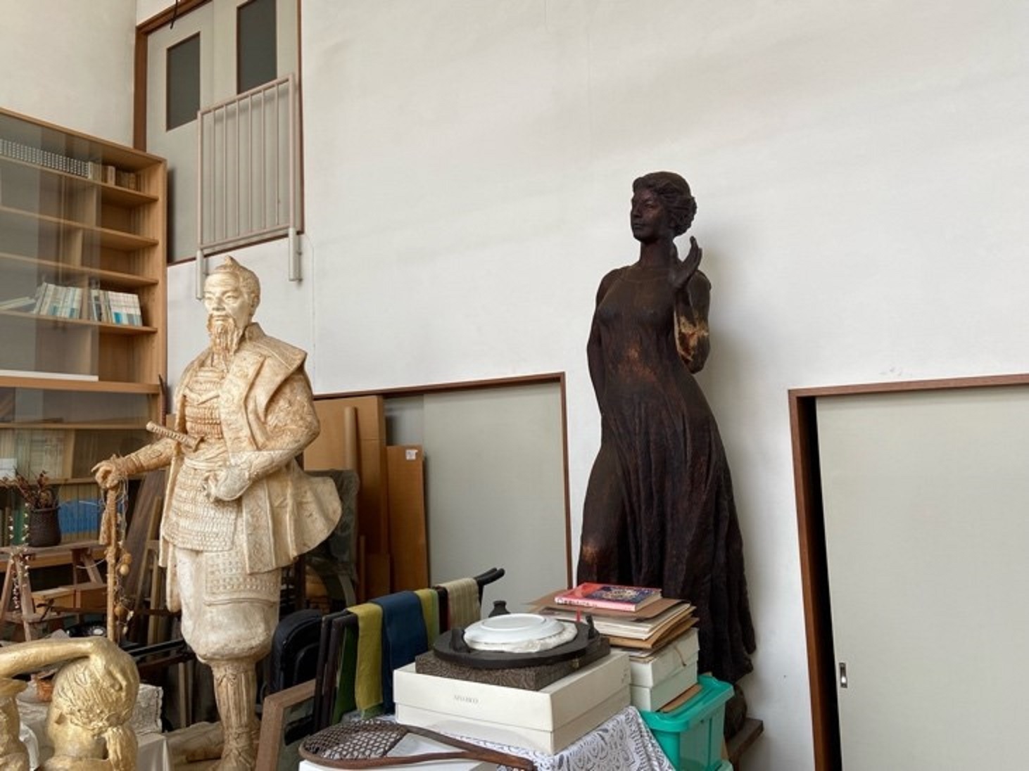 右の女性像は茶色がかっていますが、焦げているんだそう。ブロンズ像の製作過程で銅を型に流し込む際に、製作当時の技術的に焦げてしまっていたとのこと