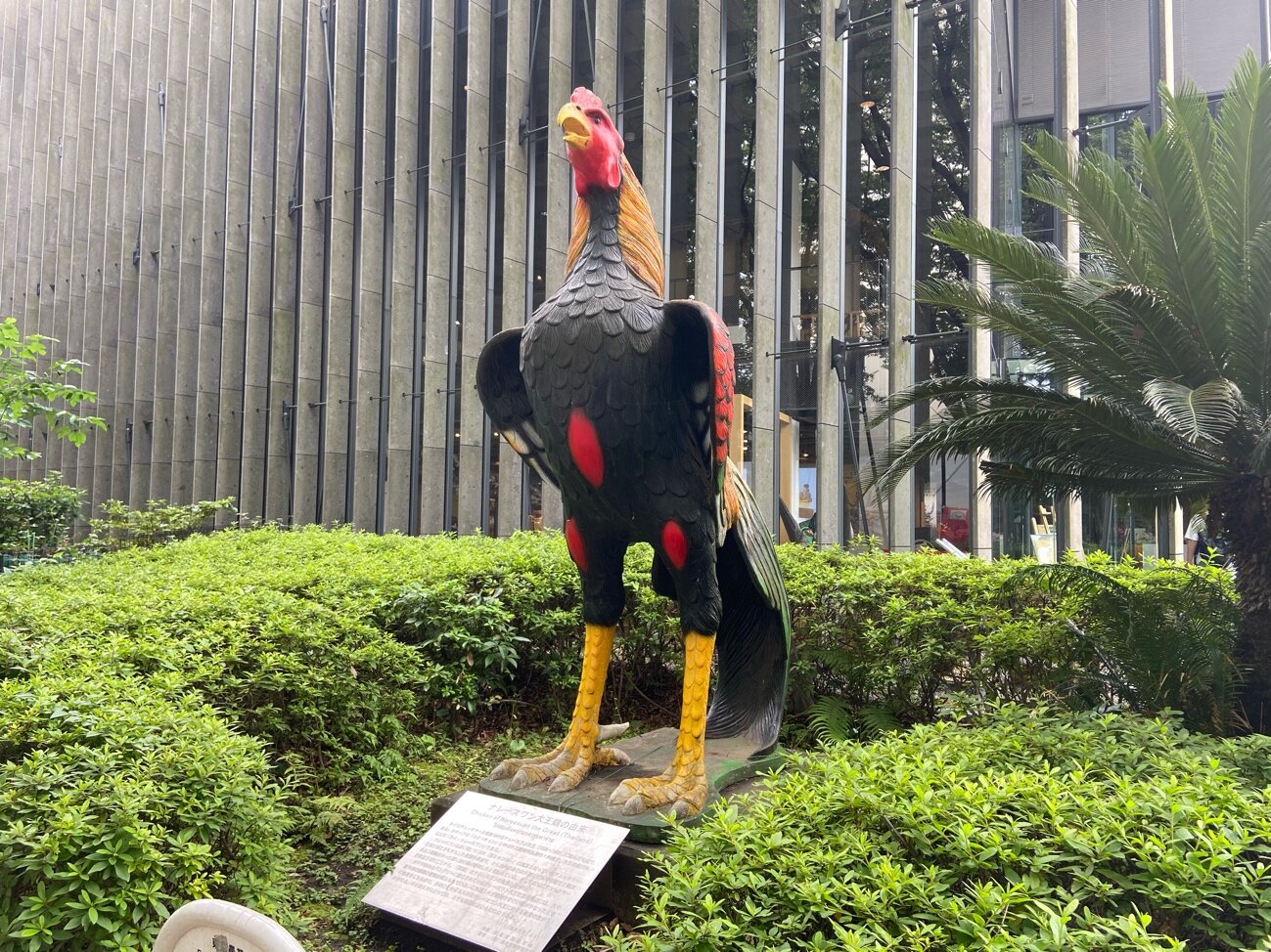 博物館入口に立つ、ナレースワン大王鶏の像。凛々しいです
