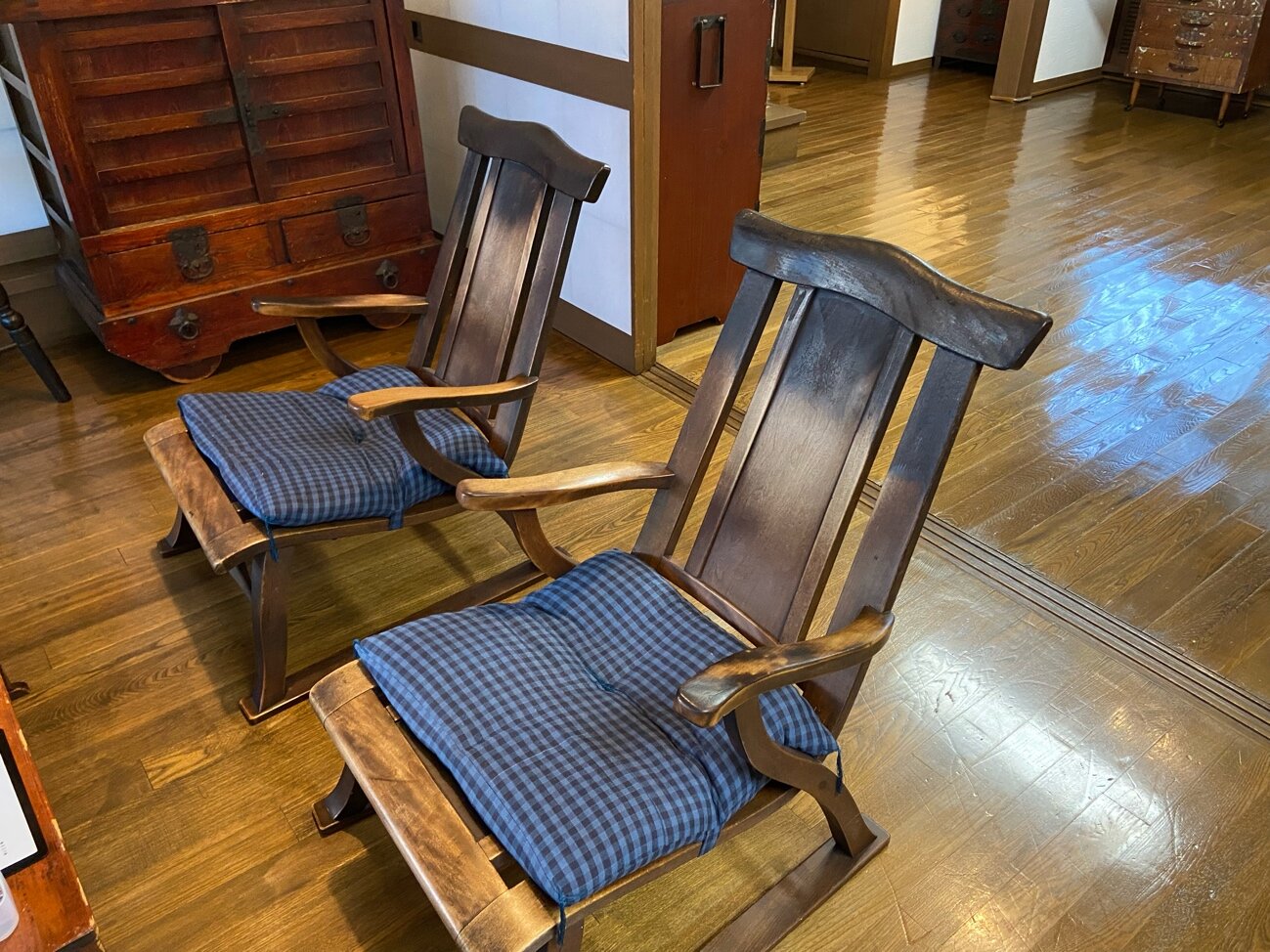美術館内に設置されている家具の多くは、実際に向井潤吉が使用していたもの。鳥取民芸がお気に入りだったそう