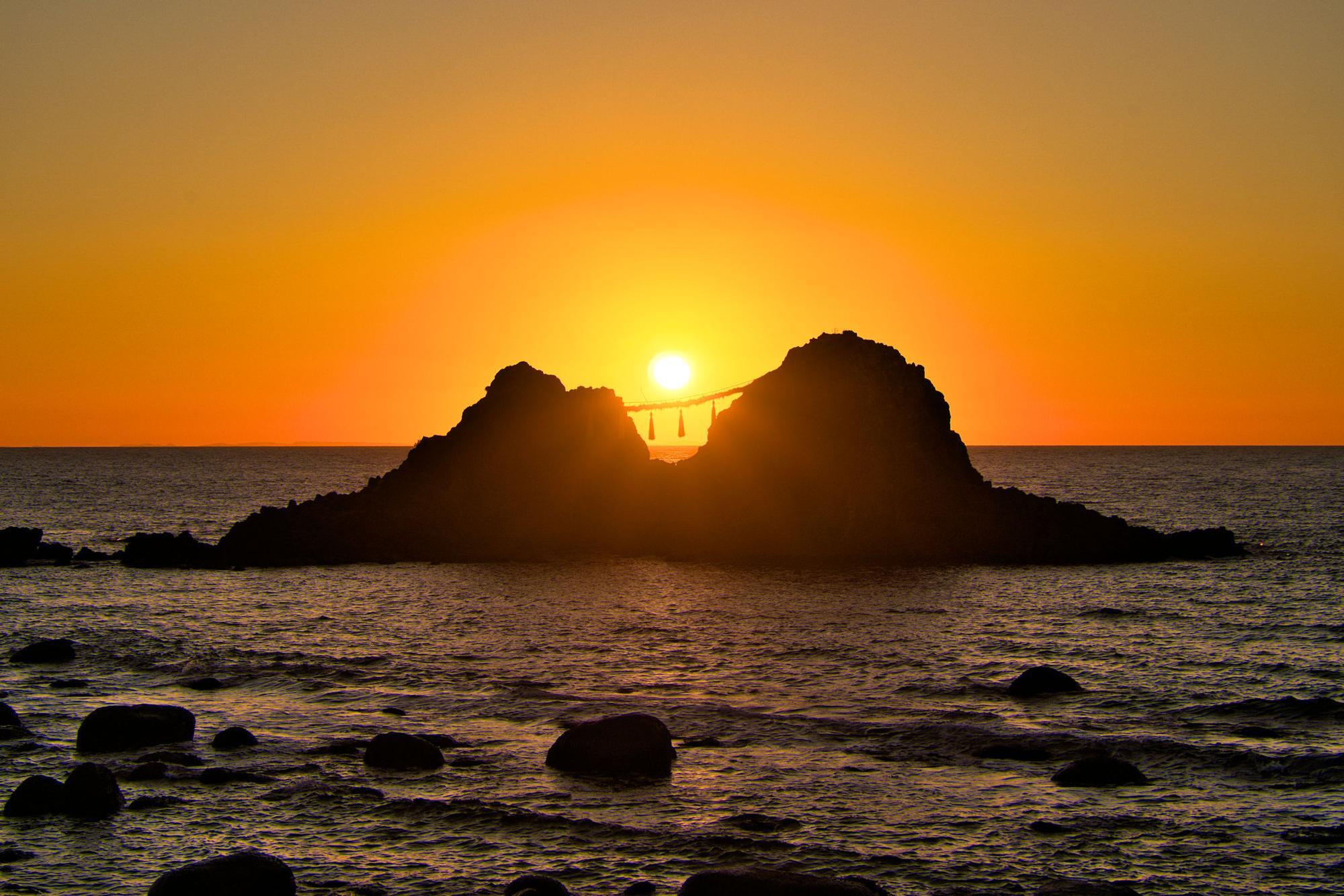 夫婦岩の間に入った夕日