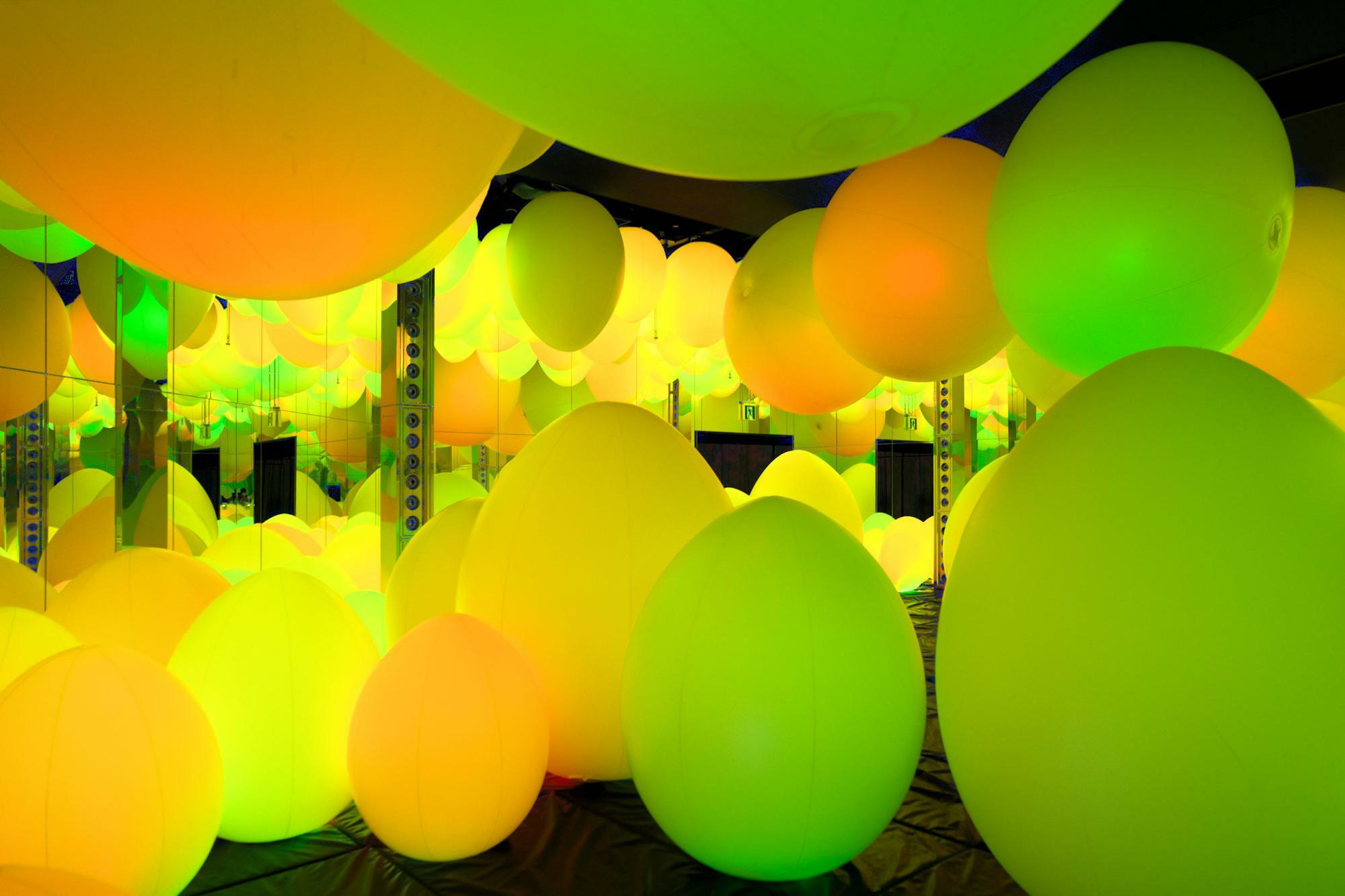 作品名「タイフーンボールと重力にあらがう呼応する生命の森 - 曖昧な9色と基本の3色」