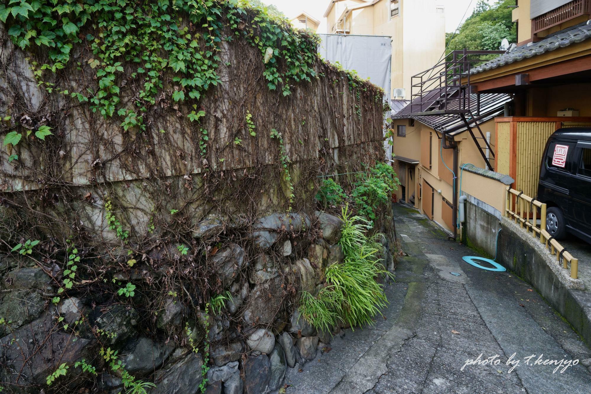 つばたや旅館は温泉街のメインストリートから小道へ入った奥にあります。