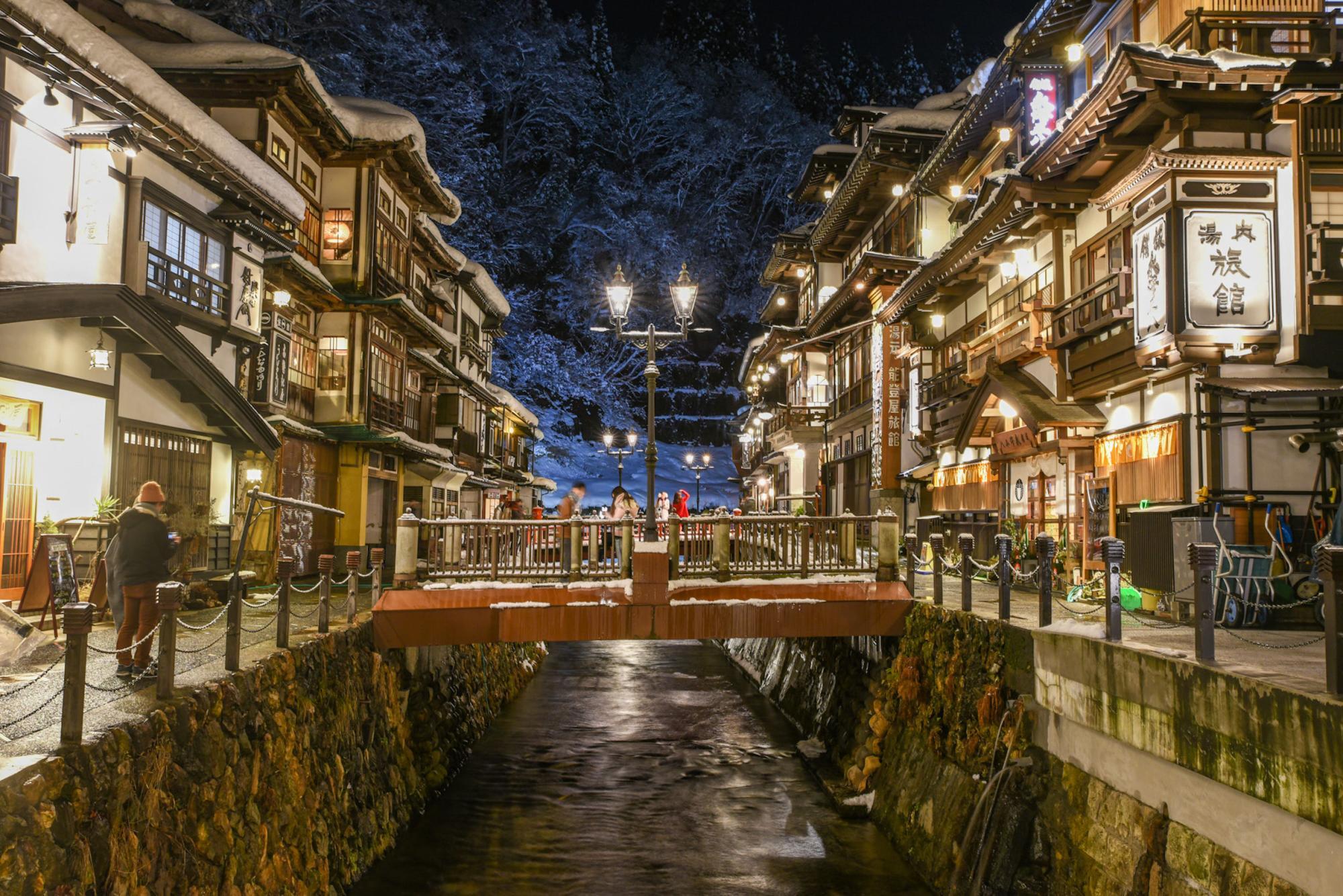 冬の銀山温泉街