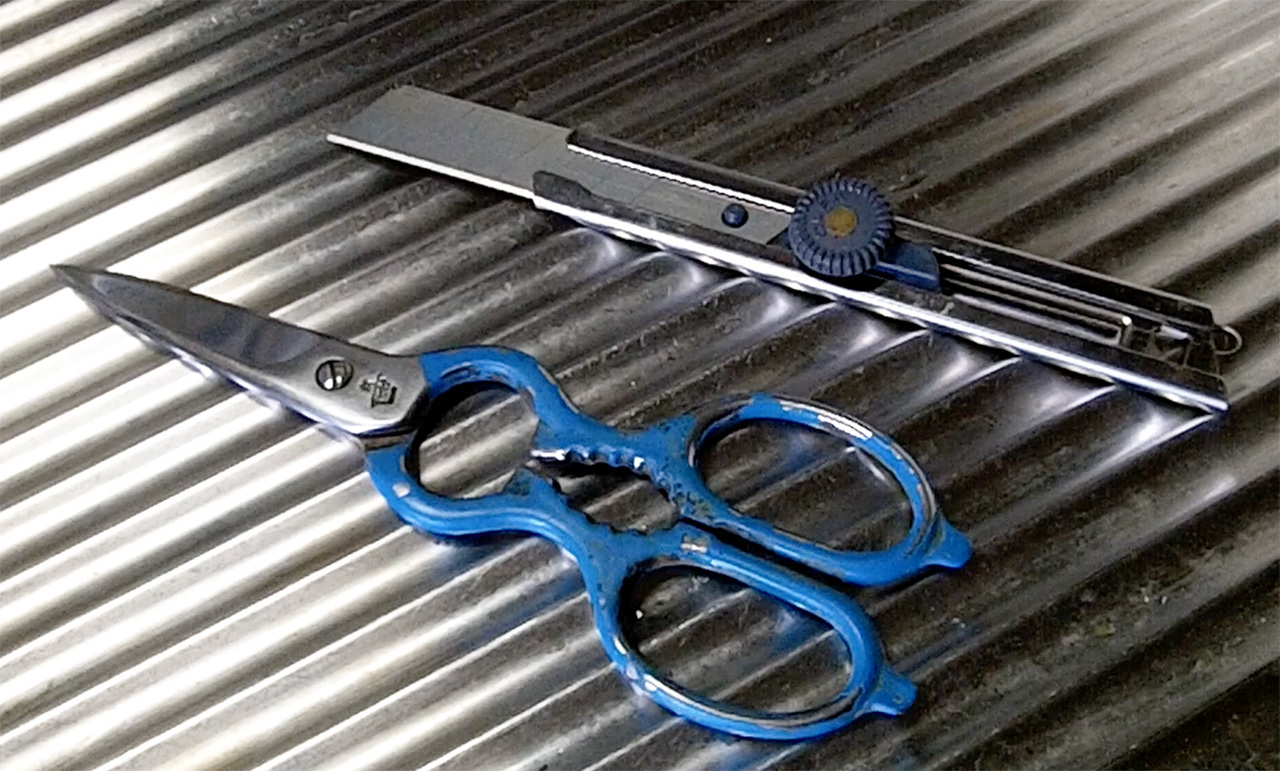 カッターナイフは18mm幅の刃を使うもので刃の固定方式はネジ式の物の方が調理中に刃が動かずシッカリ固定されるので作業しやすい