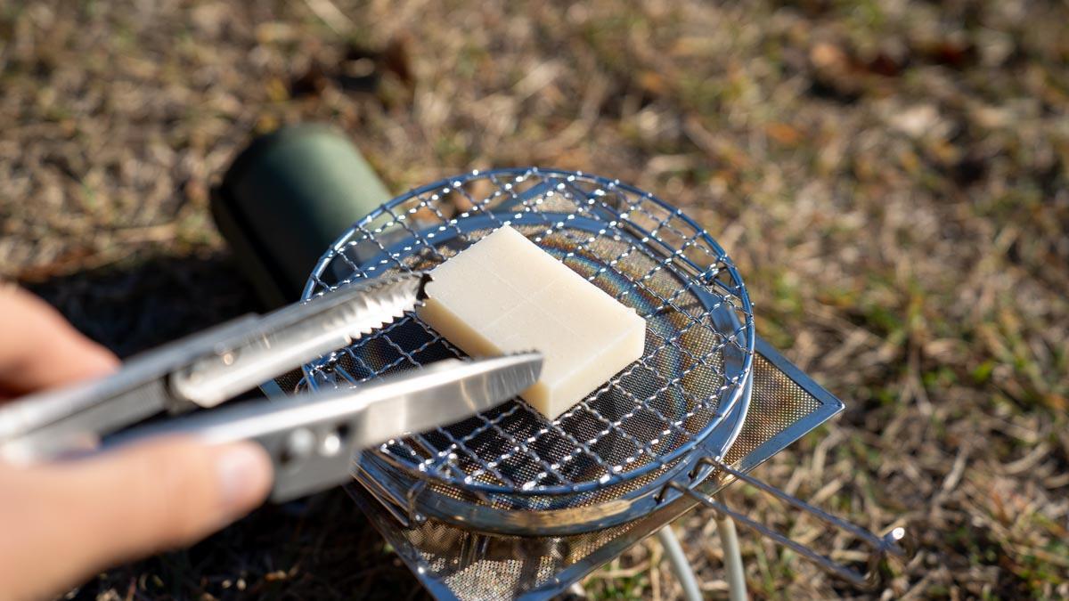 餅を置いているのは、ユニフレームの「ミニロースター」