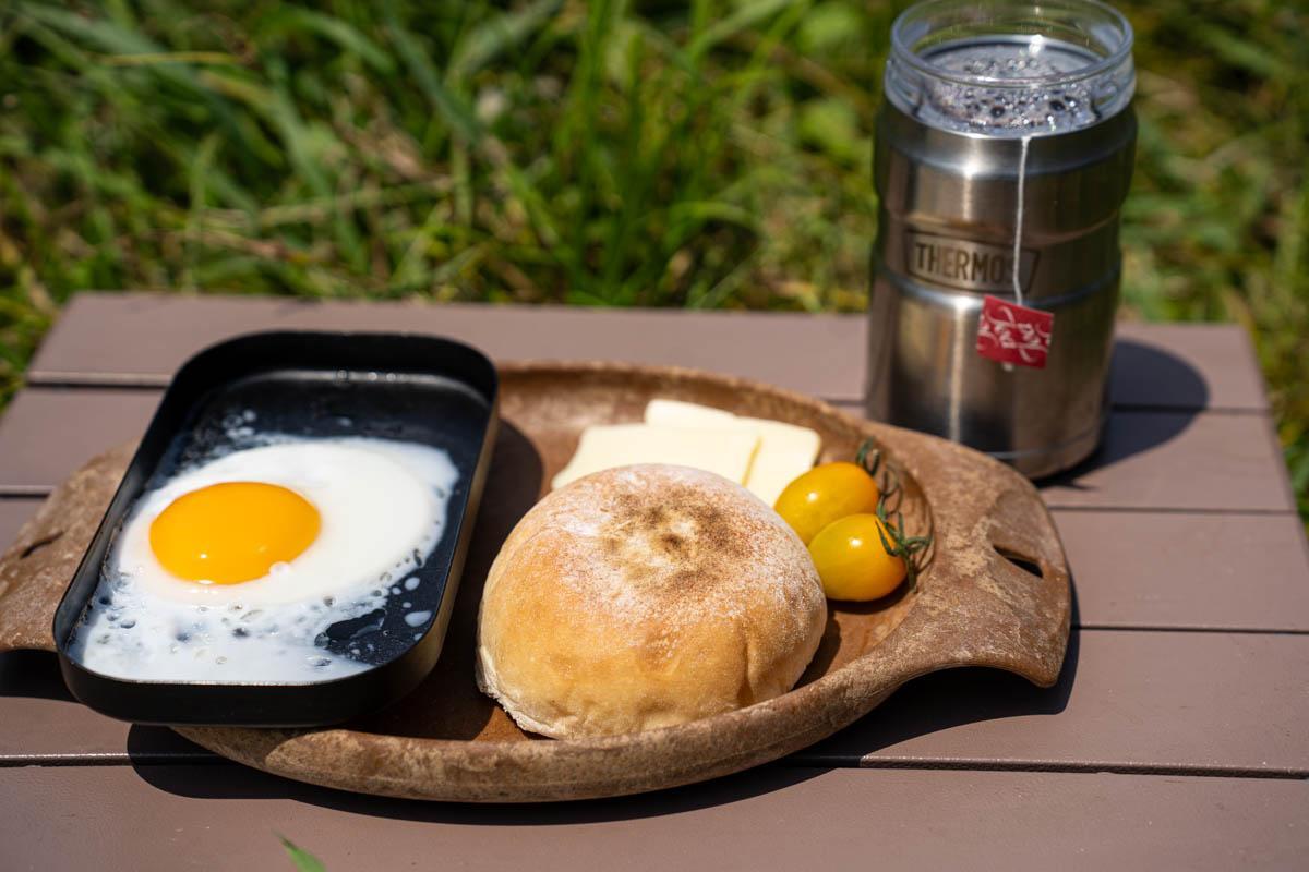 キャンプの朝食は、パンとチーズと紅茶だと決めています。