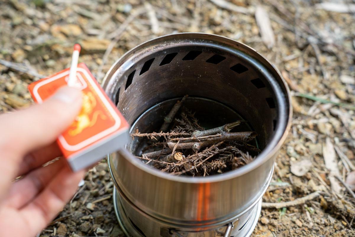 一次燃焼で温めた空気を上部の穴から噴出し、煙を再加熱して二次燃焼を起こす