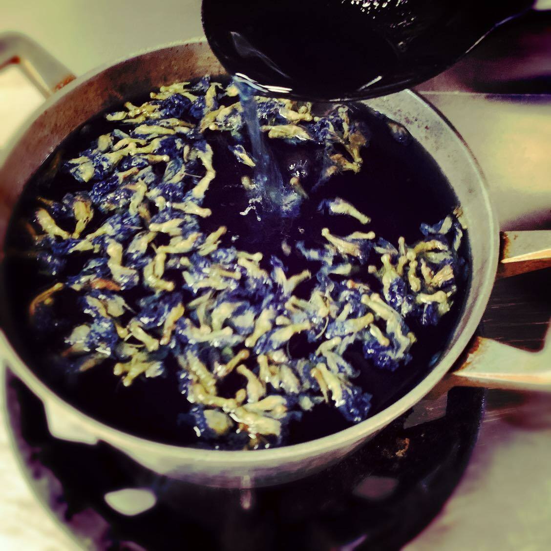 青いお花の「バタフライピー」を煮出して作る、体に優しいブルーハワイとなります