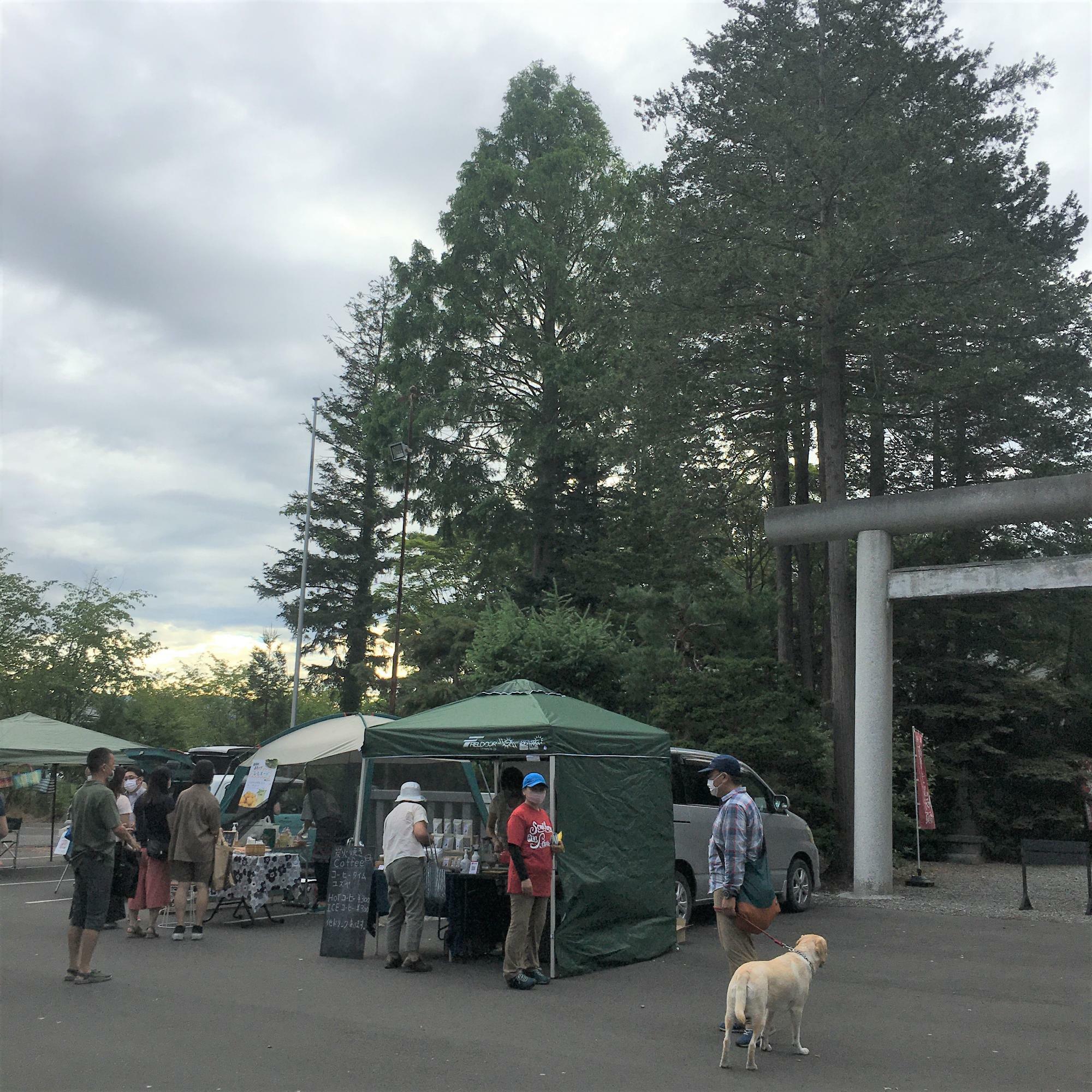 長沼神社の駐車場にカラフルなテントや軽トラのお店が並んでいます