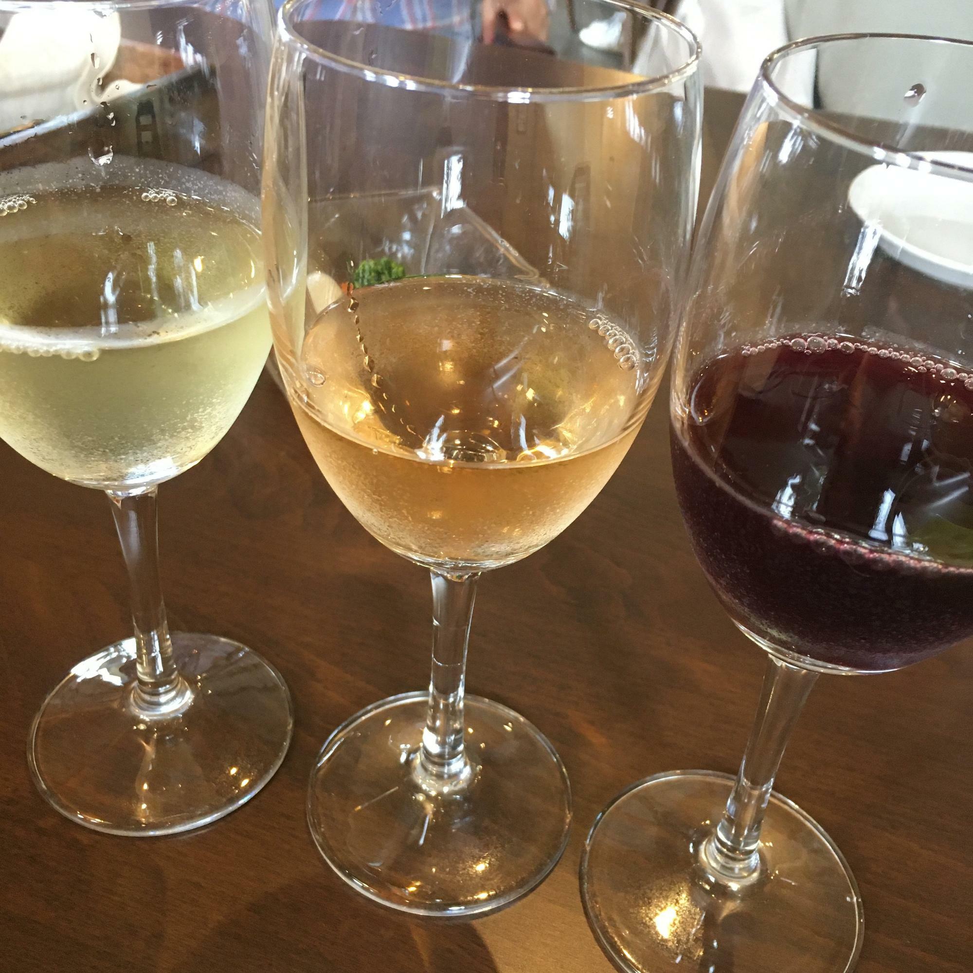 左から白ワインの「かのん」、北海道小樽市塩谷が原産の旅路という品種を使った「旅路」、赤ワインの「べるる」の飲み比べセット