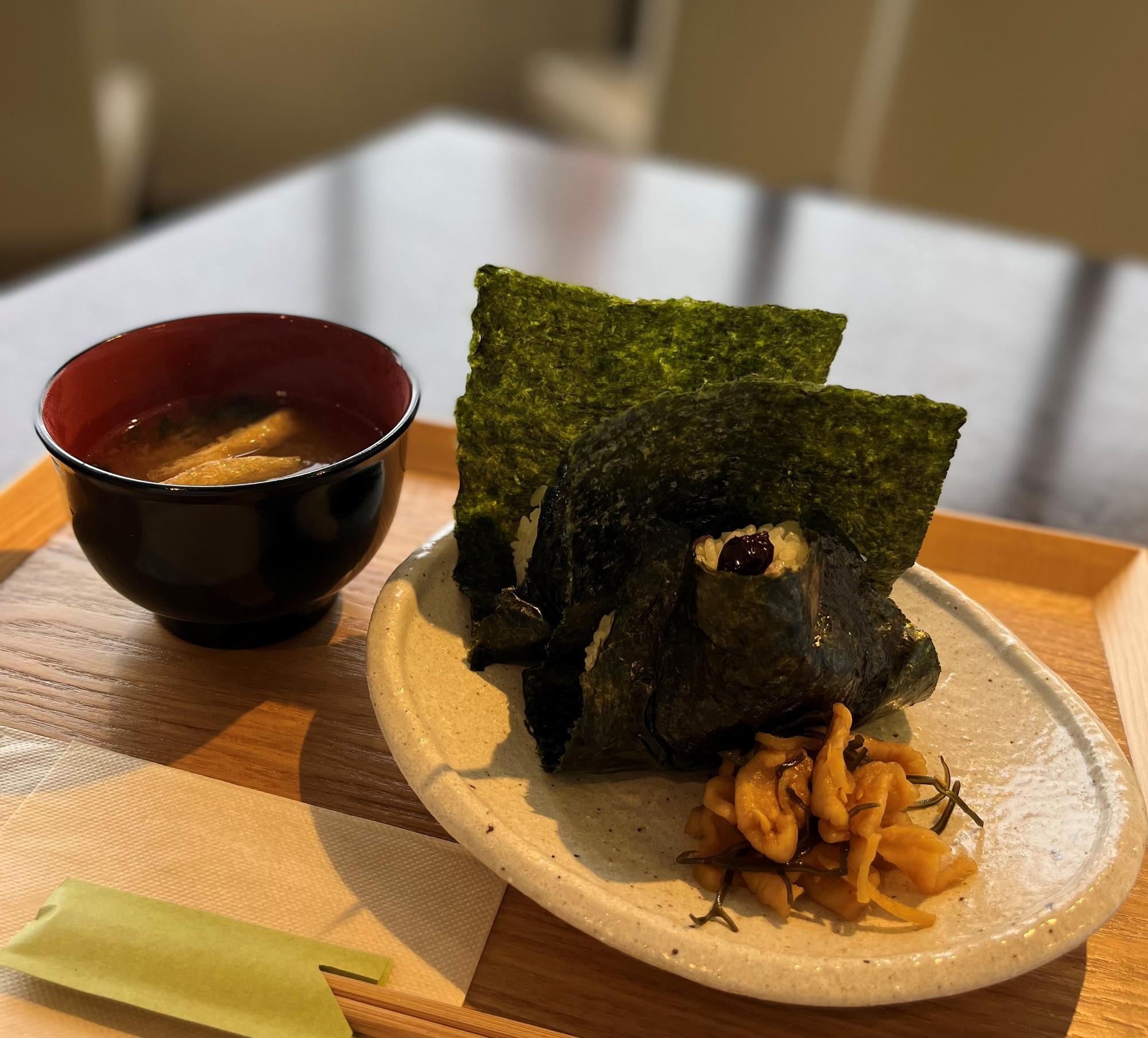 漬け物やみそ汁付きのおむすびセット（880円）