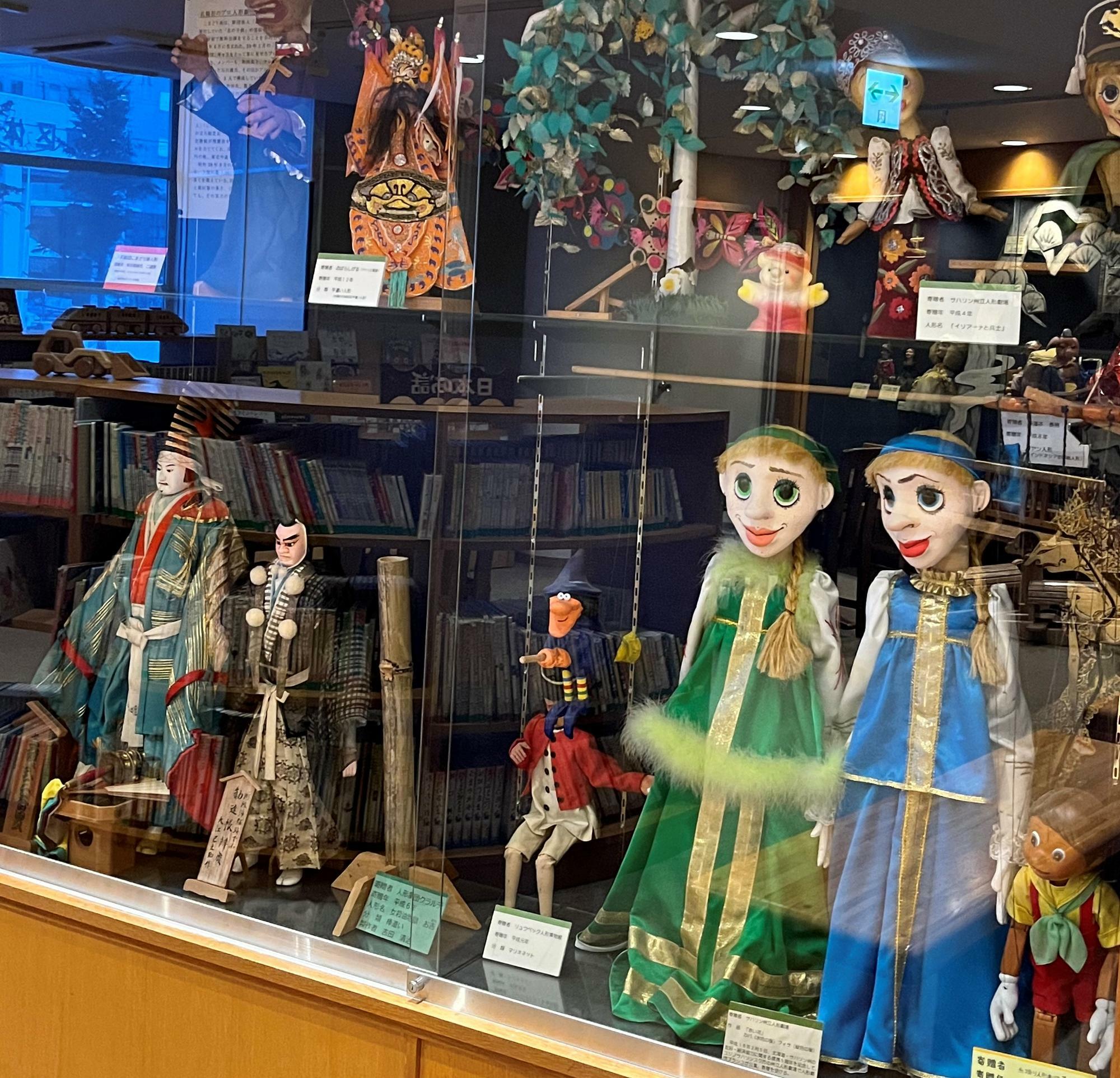 人形劇の人形が飾られているショーケース
