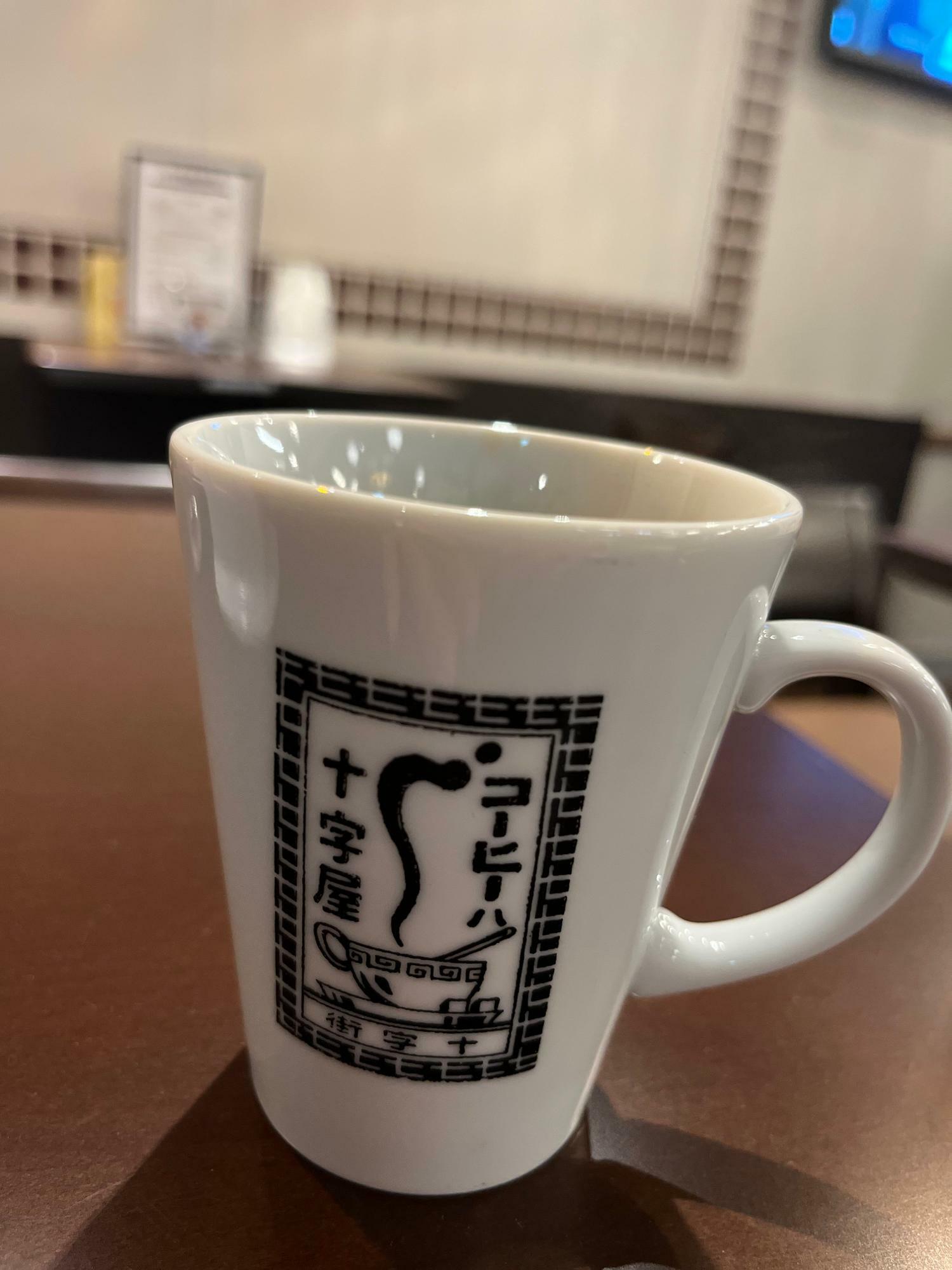 コーヒーカップから湯気が出ているデザインは歴史を感じます