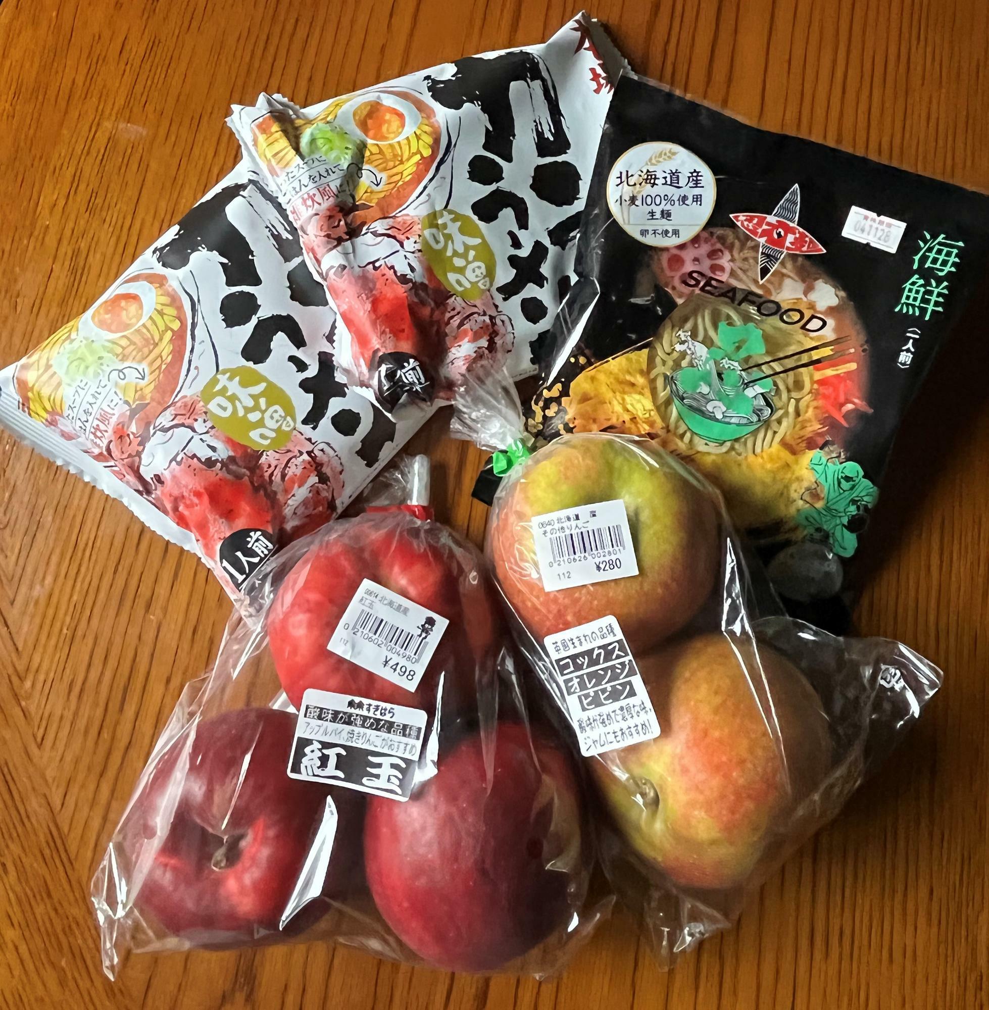 リンゴは英国生まれの「コックスオレンジピピン」とアップルパイなどに適している「紅玉」。右のラーメンは前から気になっていた「NINJAMEN」。カニラーメンは東京出張の手土産に！