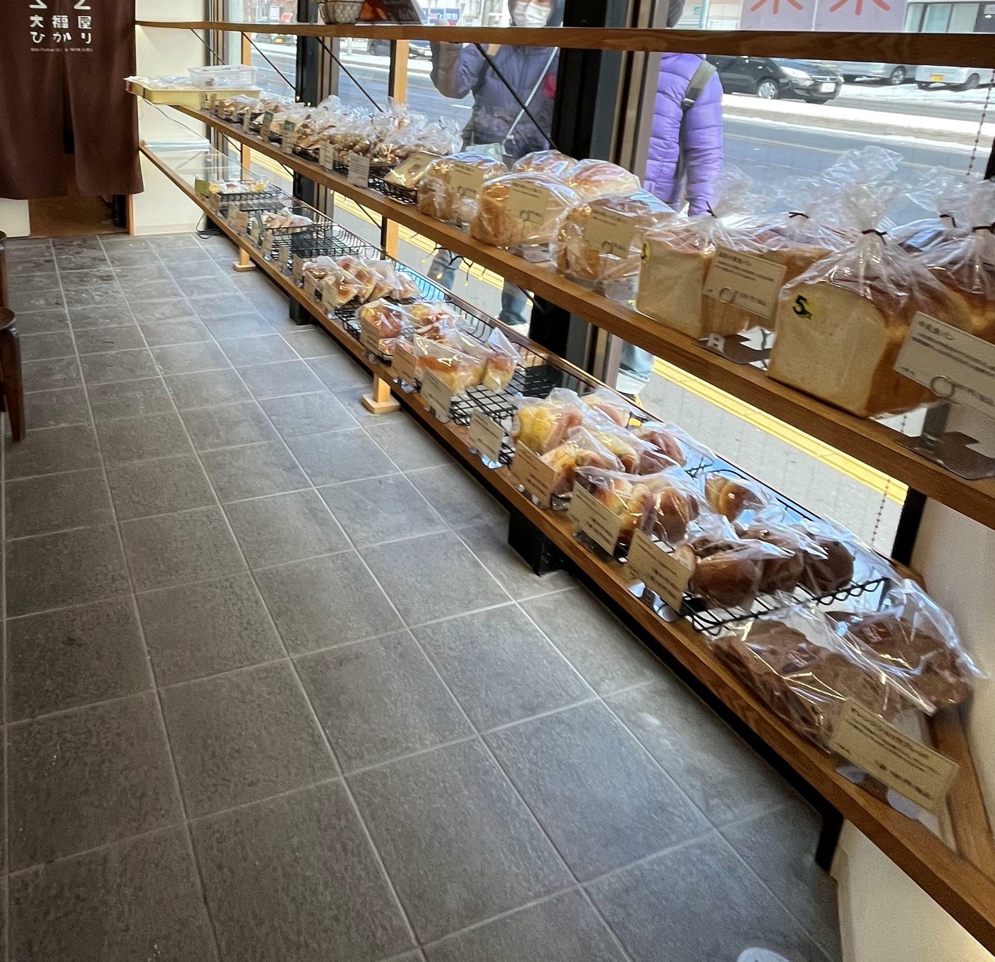 ずらっと並ぶ豊富な種類のパン。別な壁側にもパンは陳列されています