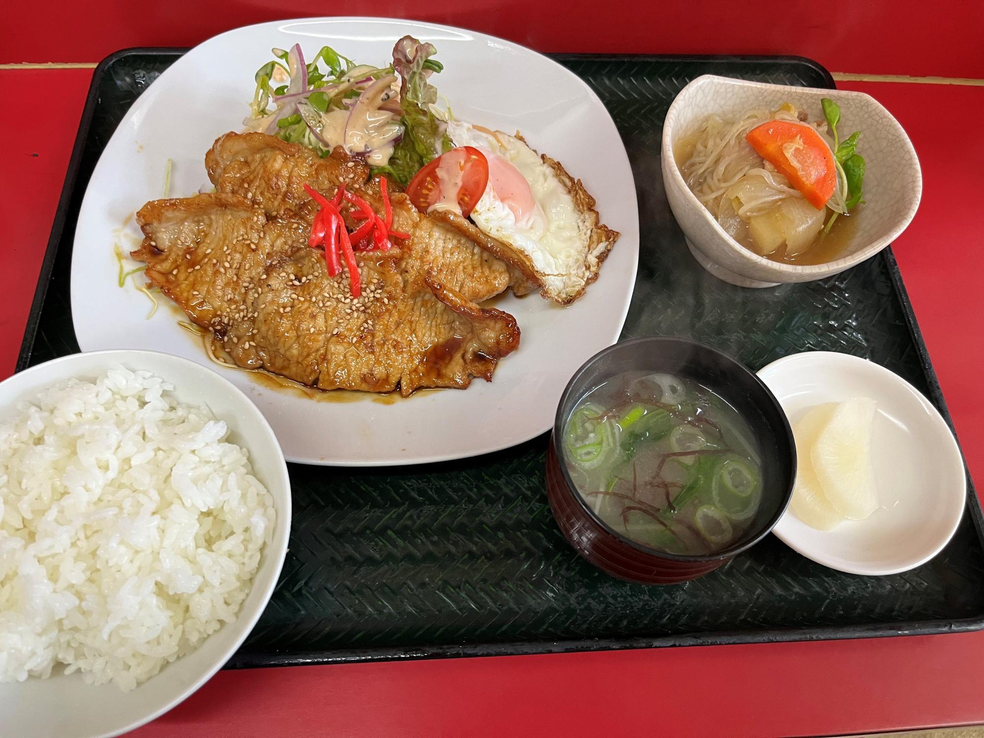 生姜焼き定食に目玉焼きが付いているのは初めてです。なんだか得した気分！！