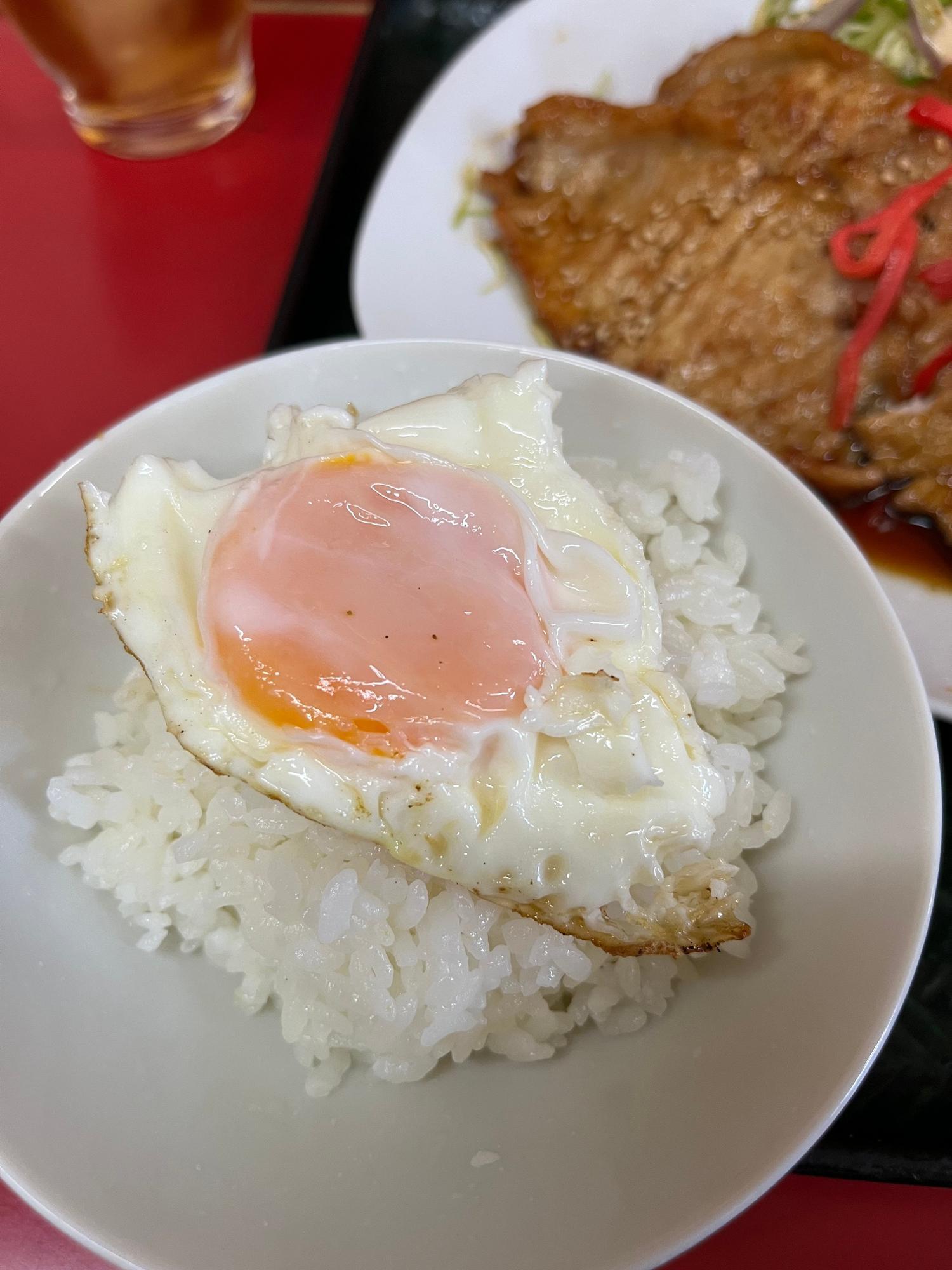 黄身を崩しながら、豚肉とご飯と一緒に口に運ぶ！