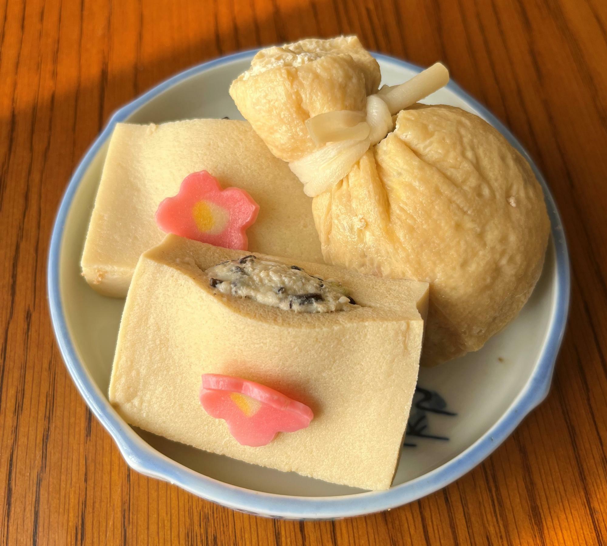 花の生麩が可愛い高野豆腐の肉詰め、しっかりめの揚げにお出汁が染みたきんちゃく
