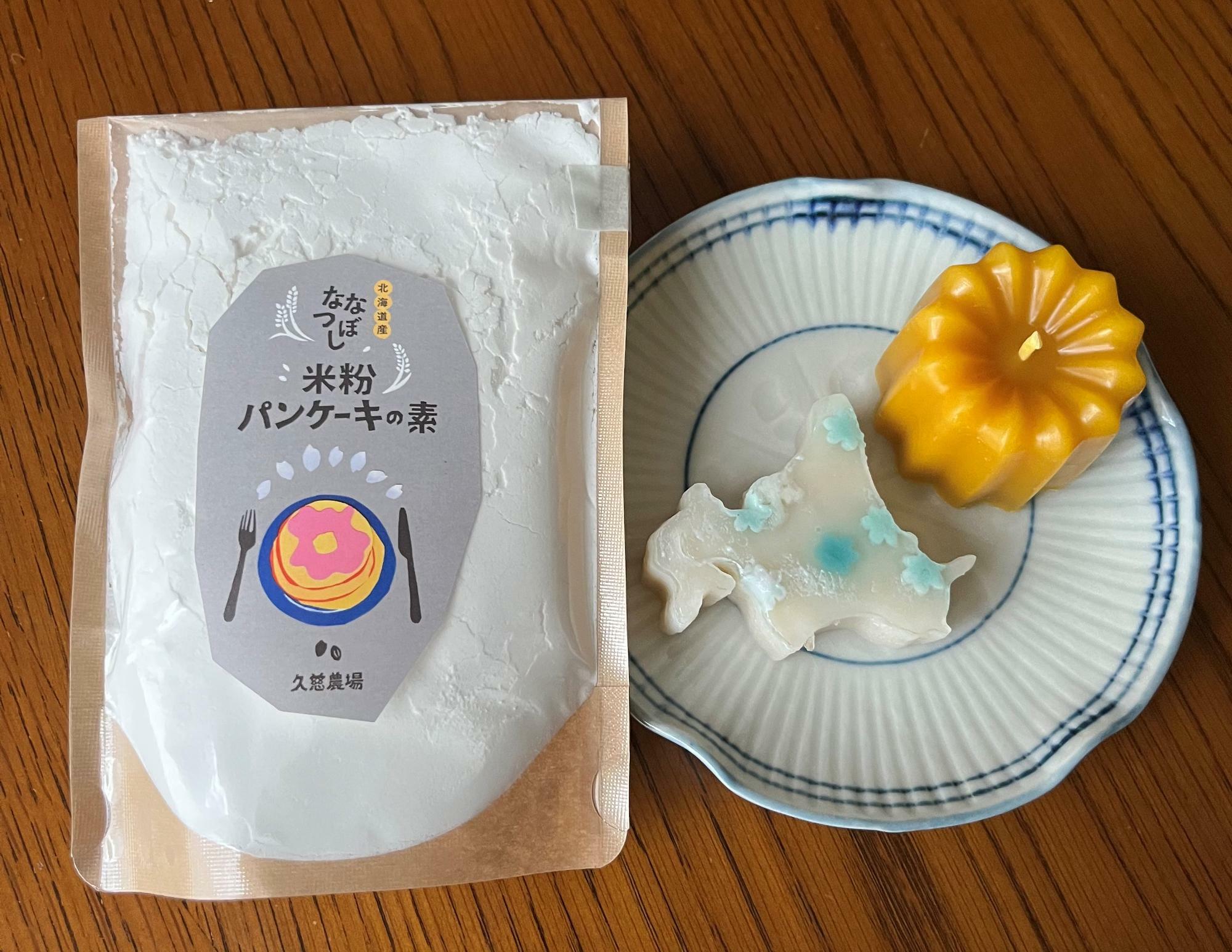 カヌレじゃないよー、カヌレの形をしたはちみつ蜜蠟キャンドル。北海道の形をした「餡累」の羊羹。白あんがベース。お花が可愛い！　「久慈農場」の米粉パンケーキの素