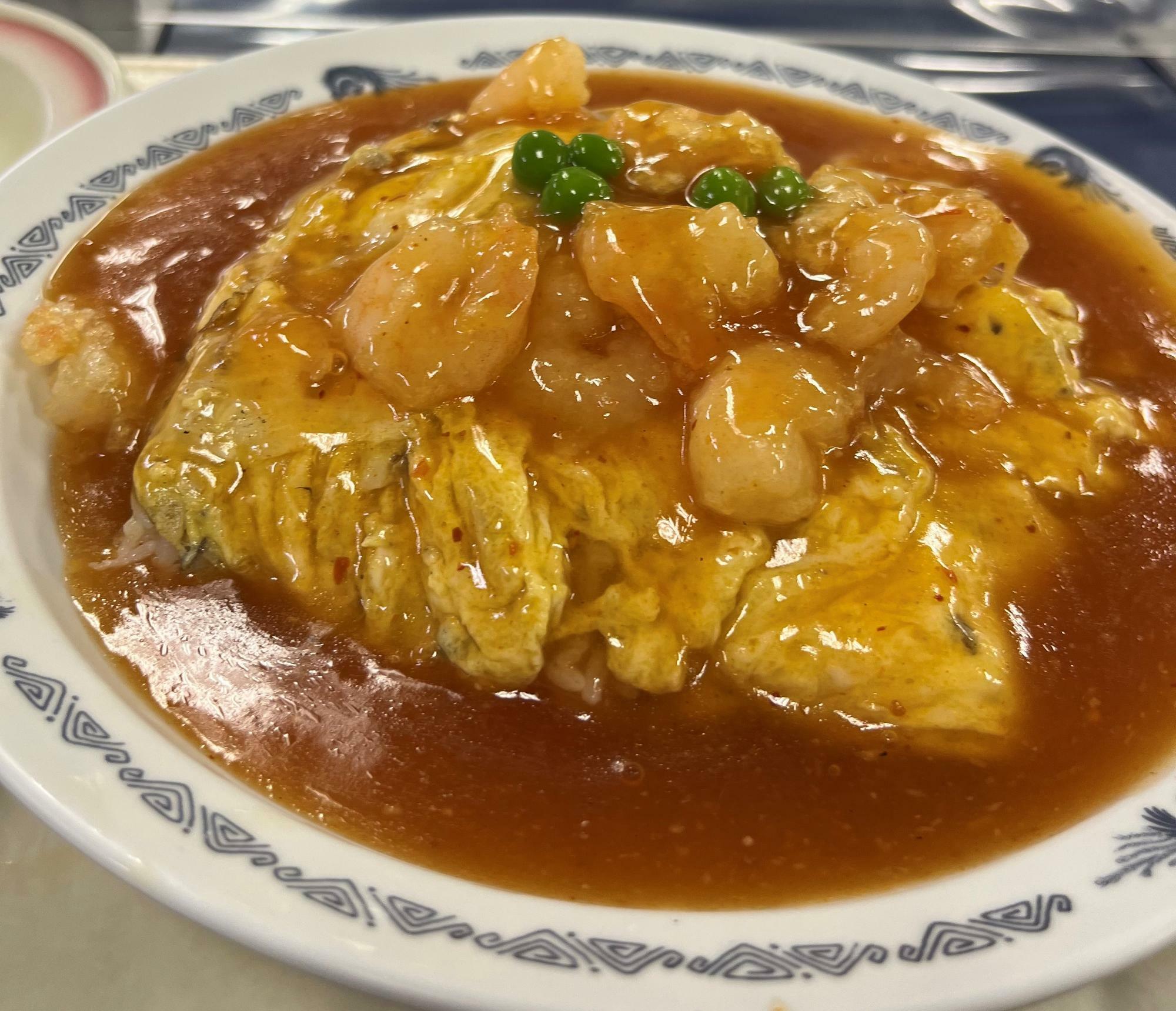 モリモリの海老チリ天津丼。ちょっとピリ辛の餡がかかっています