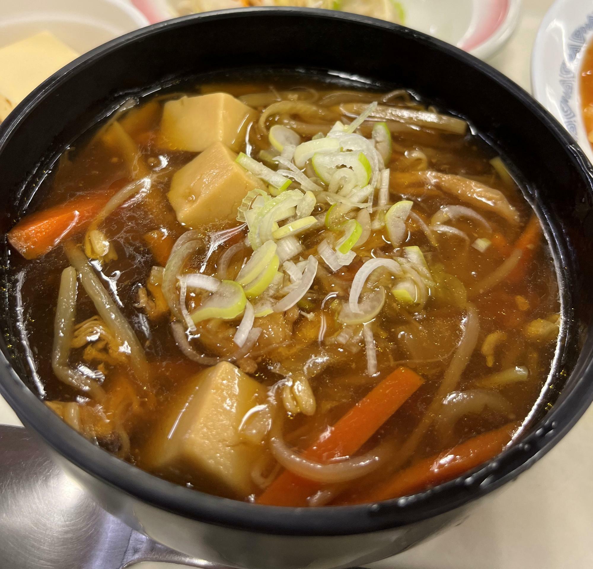 ハーフサイズの酸辣湯麺。野菜がたっぷりで、高野豆腐も入っています