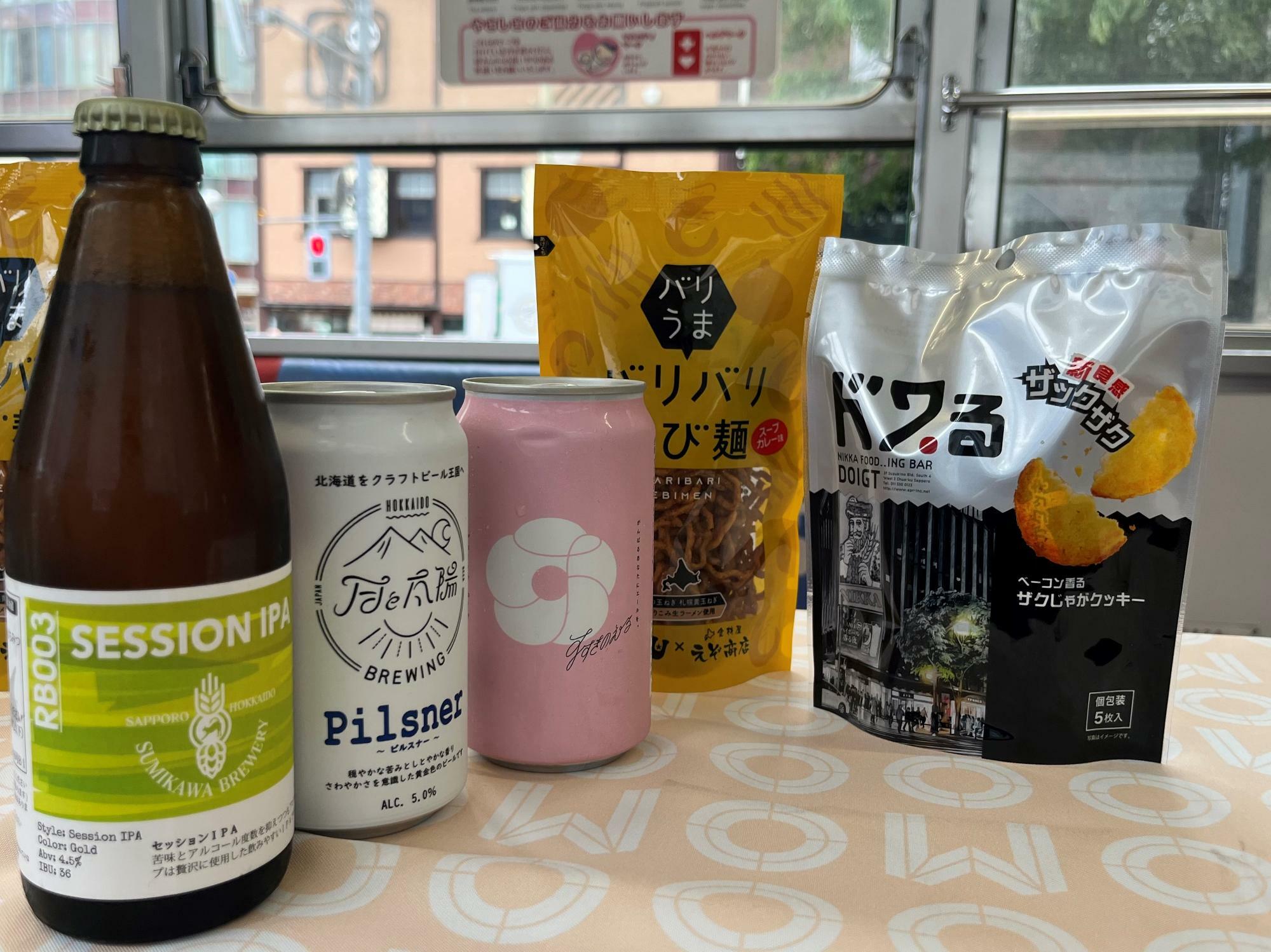 左から澄川麦酒の「セッションIPA」、月と太陽BREWINGの「ピルスナー」、すすきのブリューイングの「すすきのえーる」、「バリバリえび麺（スープカレー味）」、ジャガイモを使った「ドワ・る」