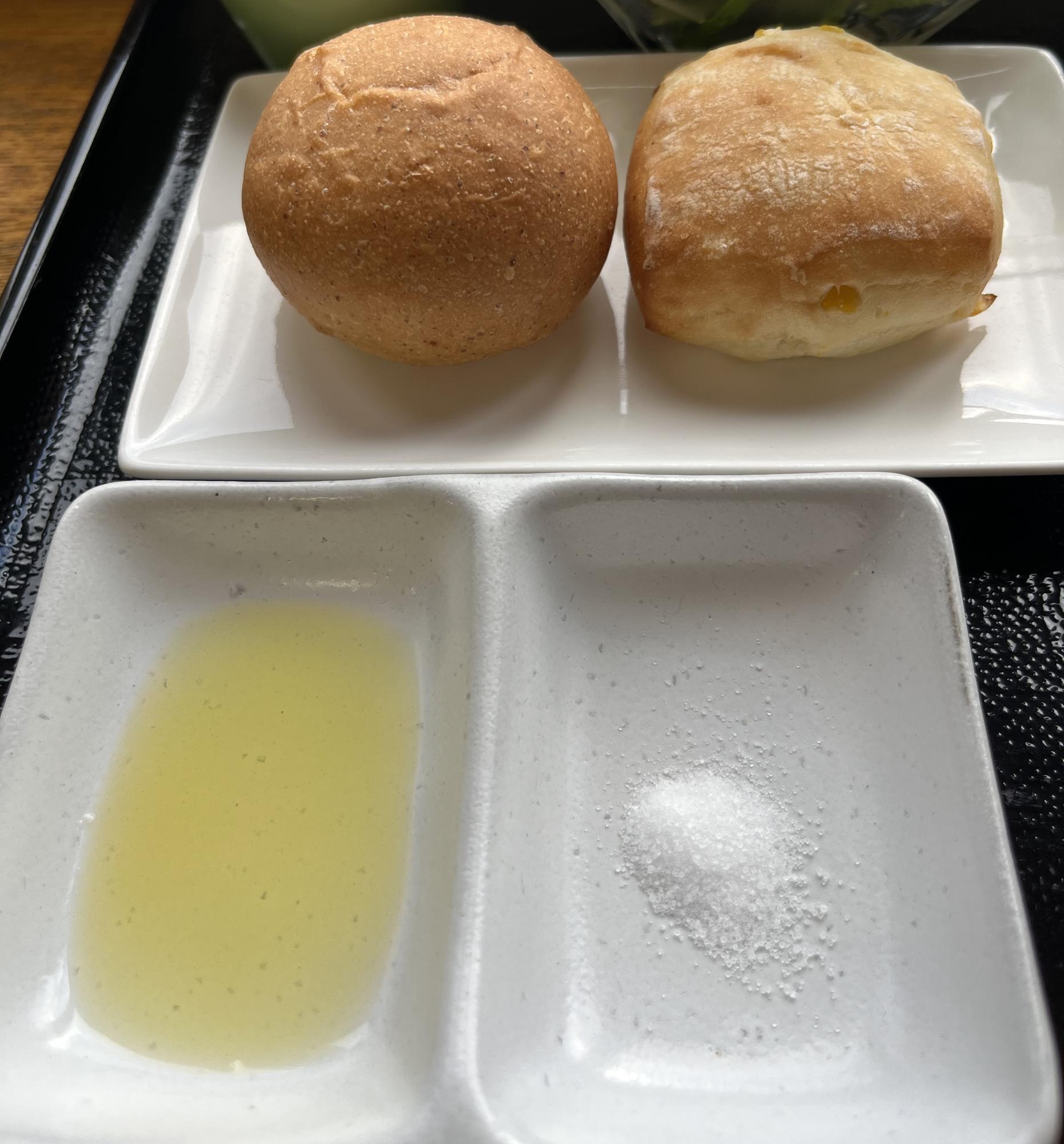 パンにはオリーブオイルと塩が添えられ、本格的な提供で嬉しい!