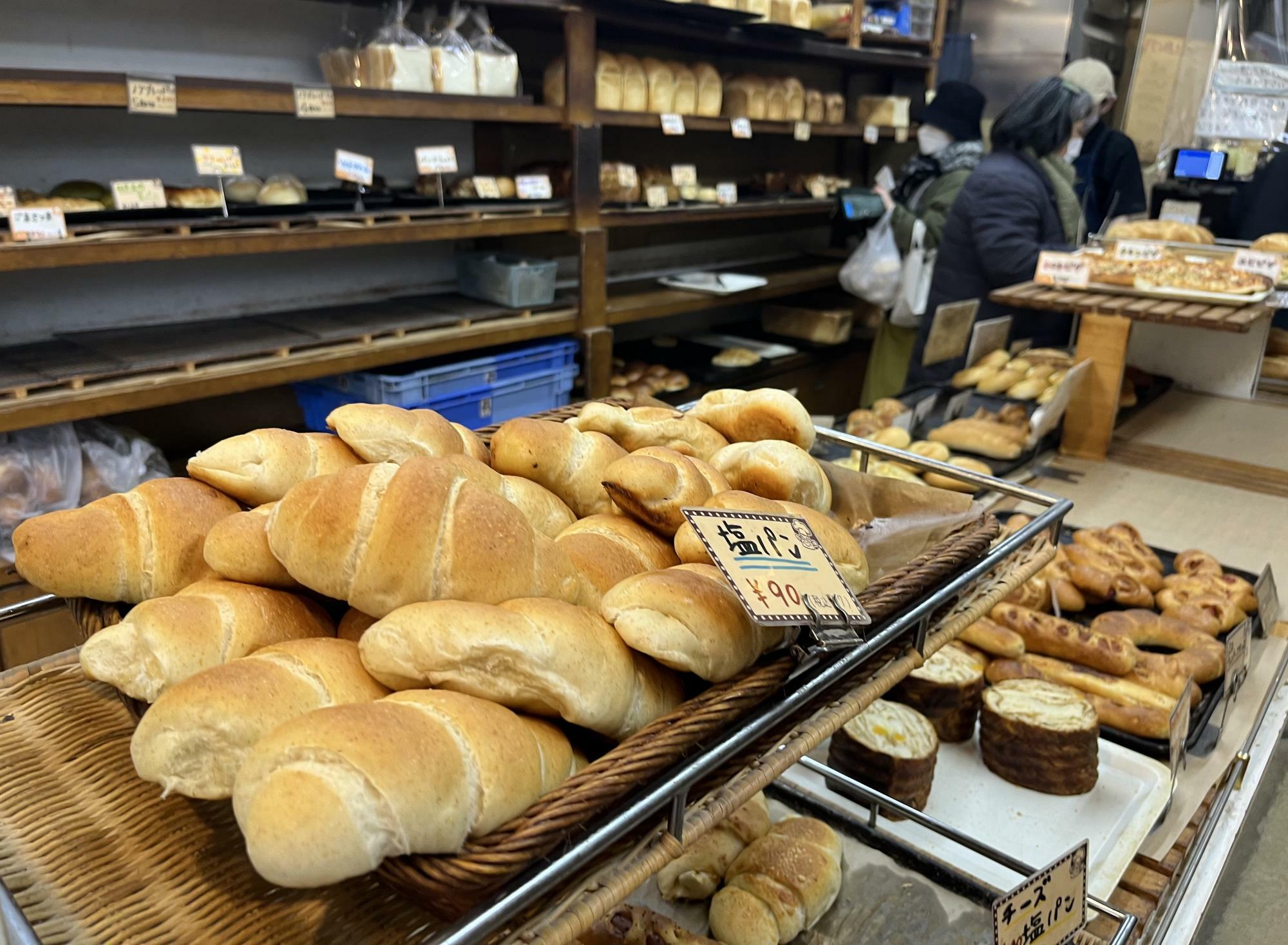 店内はそう広くはありませんが、両サイドの壁と中央の台に焼き上がった順にパンが並べられていきます