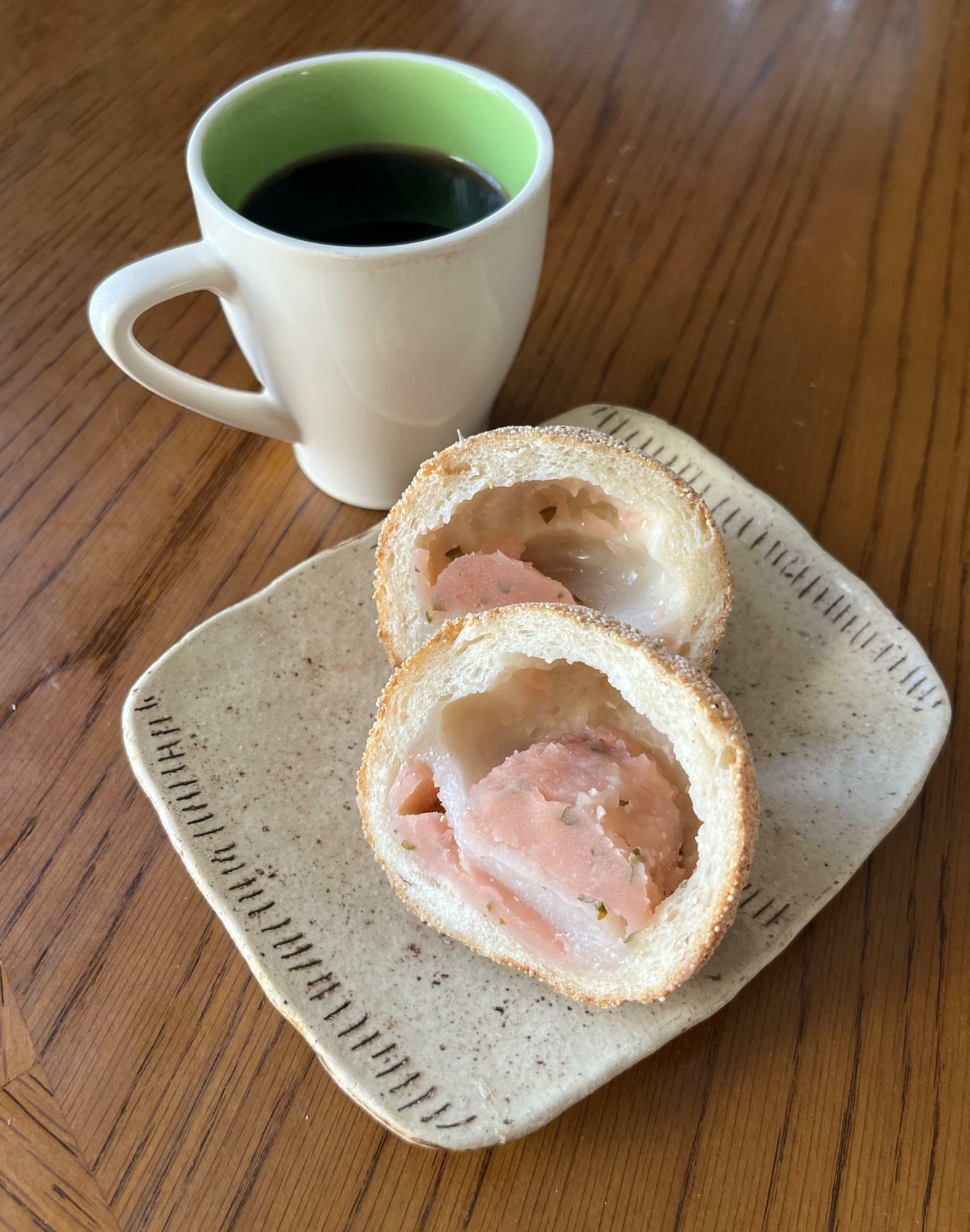 北海道産の餅粉を使用したオリジナルミニ餅とさくらあんを包んだあんぱん。まわりのケシの実の風味がほどよいアクセントになっています