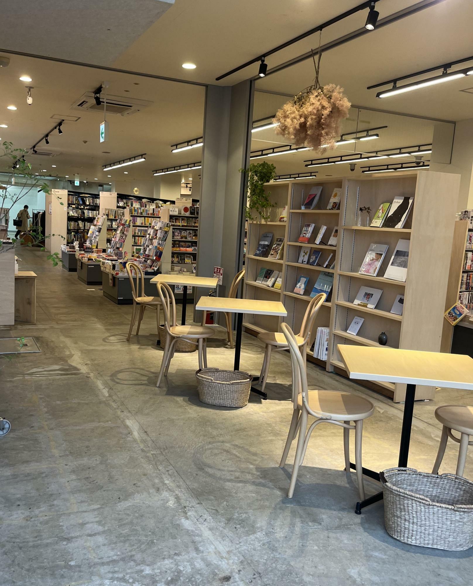 書店のレジは、カフェも注文を受けるカウンターと併用しています