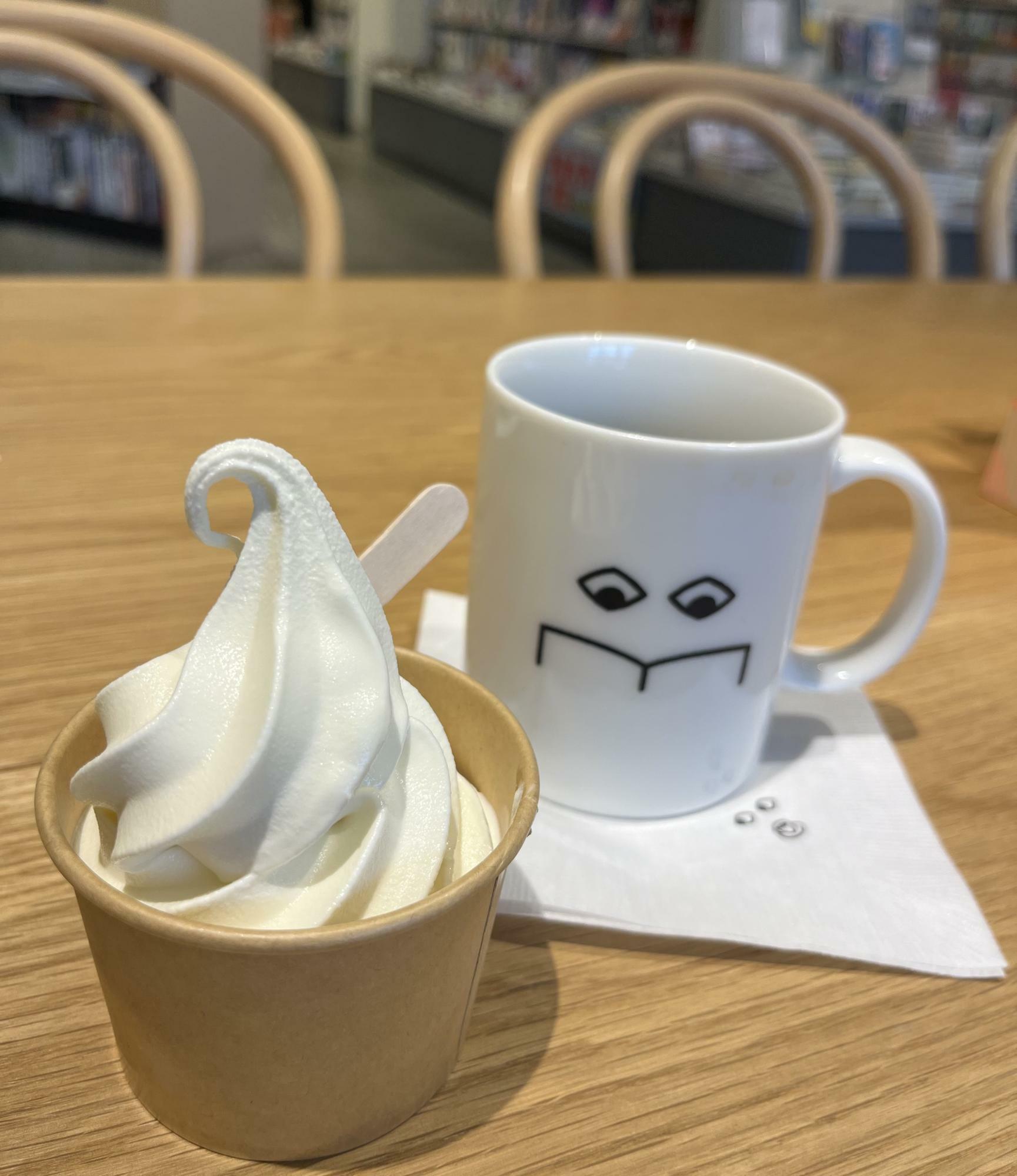 カフェを利用すると200円でミニソフトクリームが食べられます。濃厚で美味
