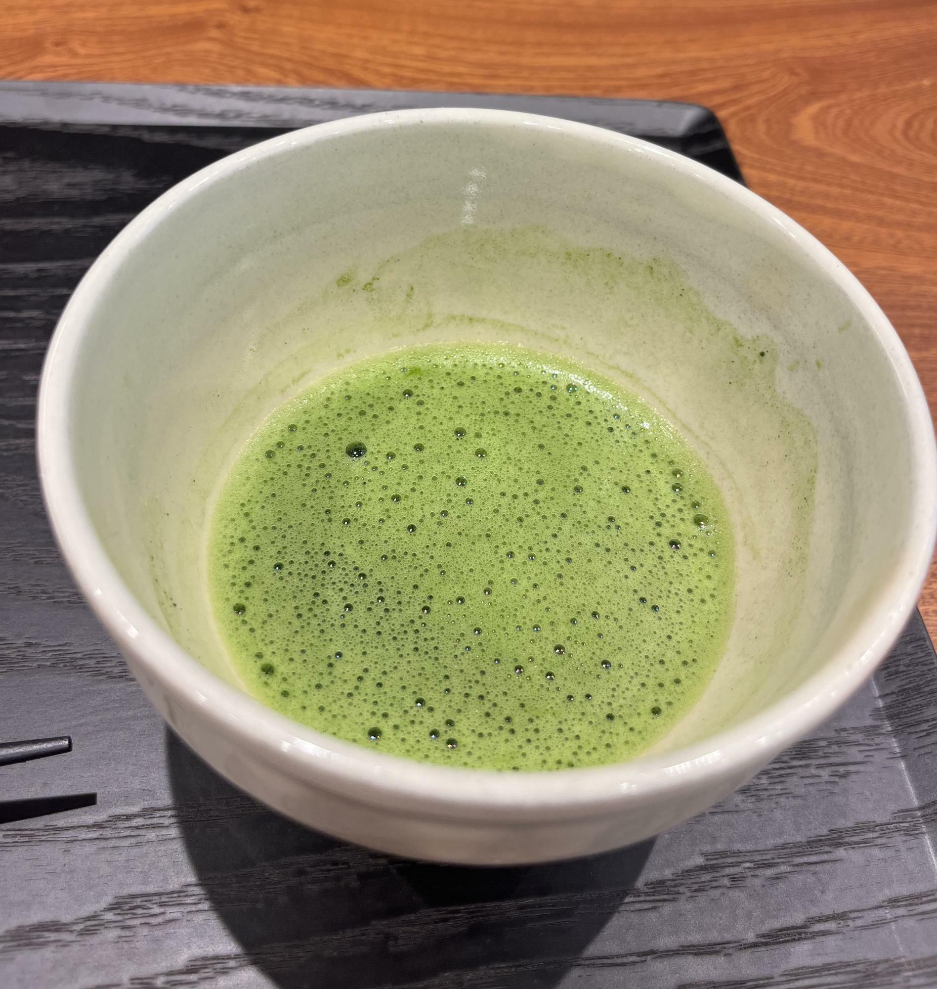 カウンターで点てたきれいな緑色の「薄茶」