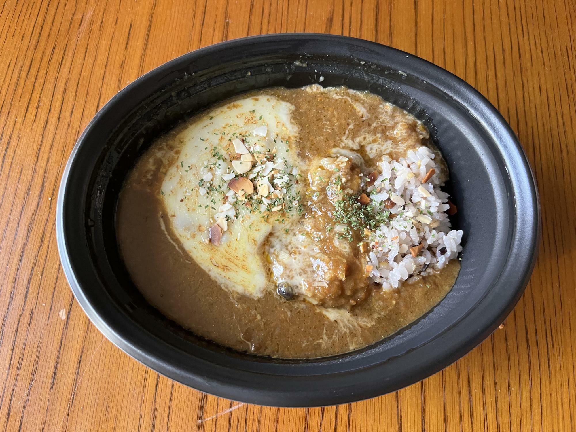 以前テイクアウトした「焦がしチーズカレー」。まろやかな辛さにチーズのクリーミーさも相まっておいしかったです