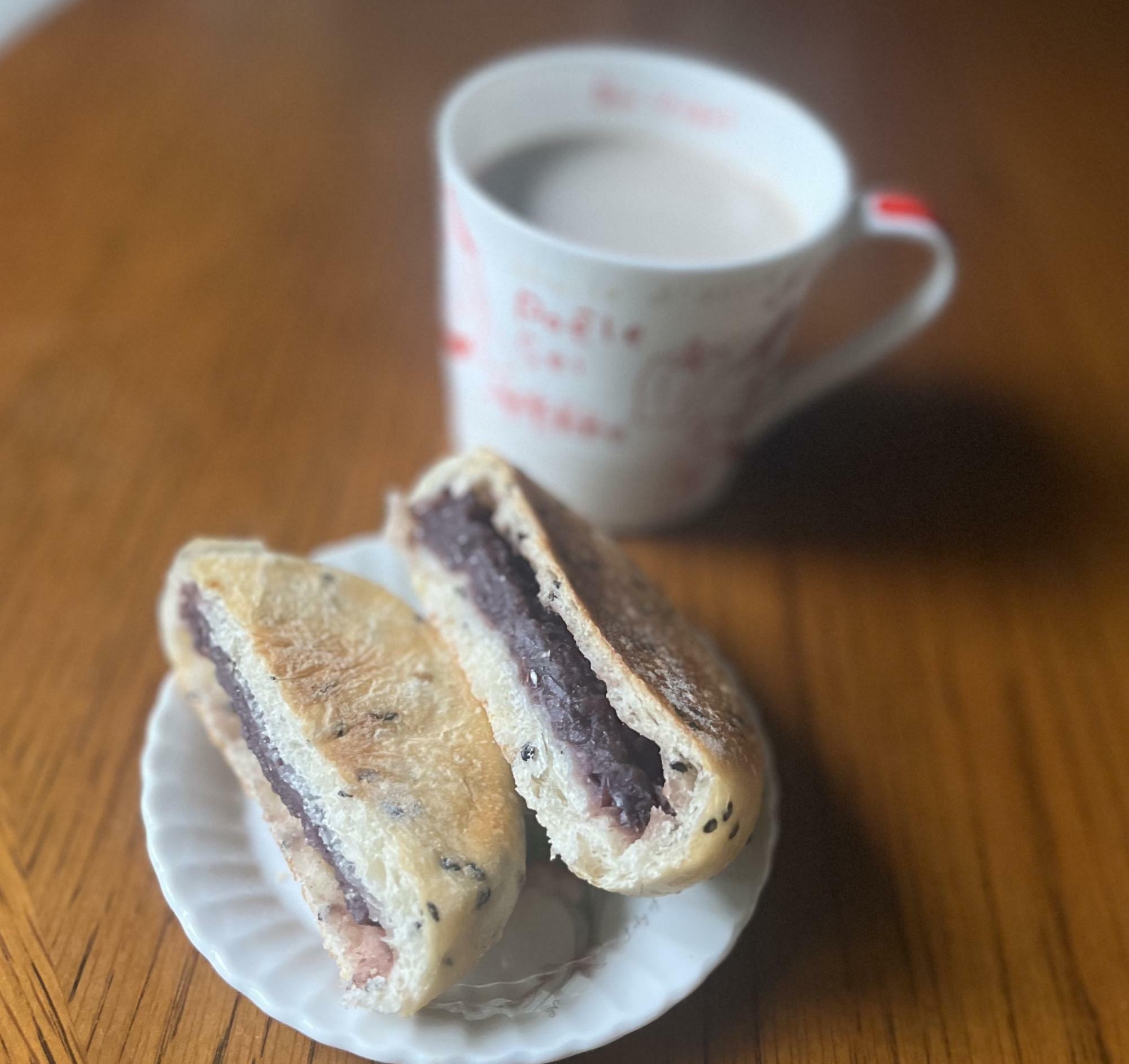 「フランスあんぱん」。ちょっとトーストして食べました。中のつぶあんがたっぷり入っていて、和洋折衷のコーヒーにも煎茶にも合う美味しいパンでした