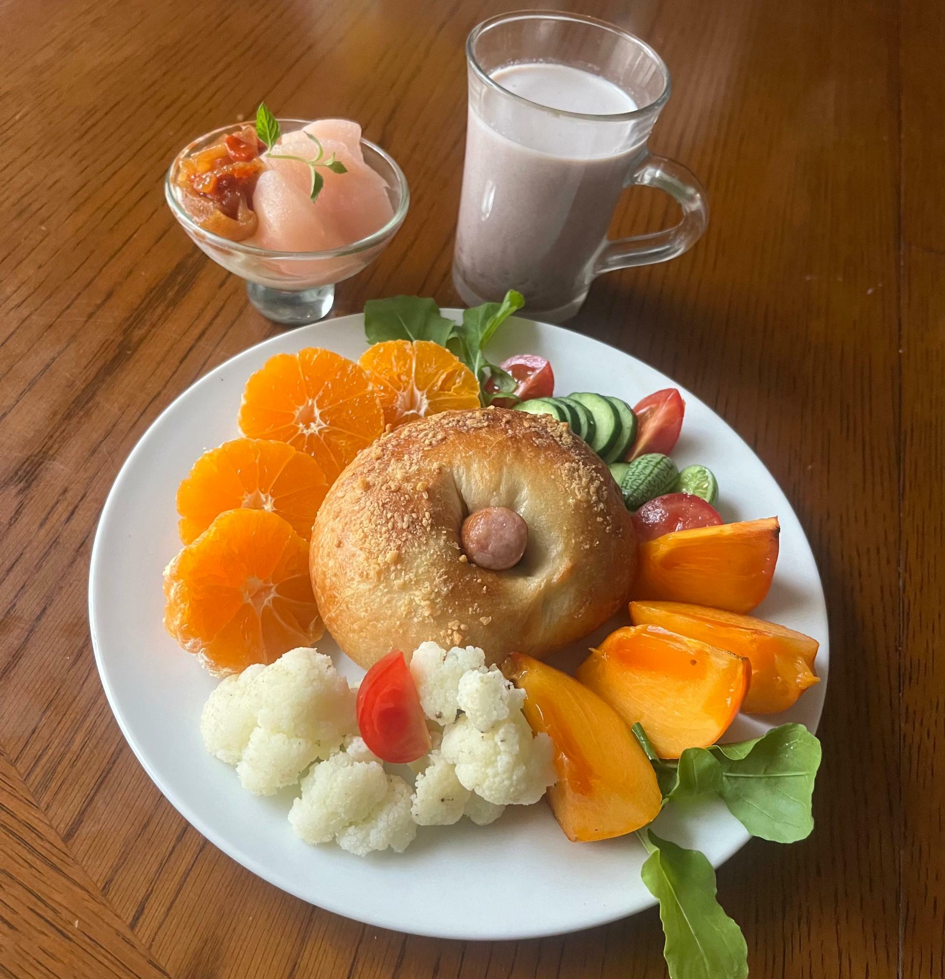 ベーグルをメインにフルーツと野菜を盛り合わせてみました