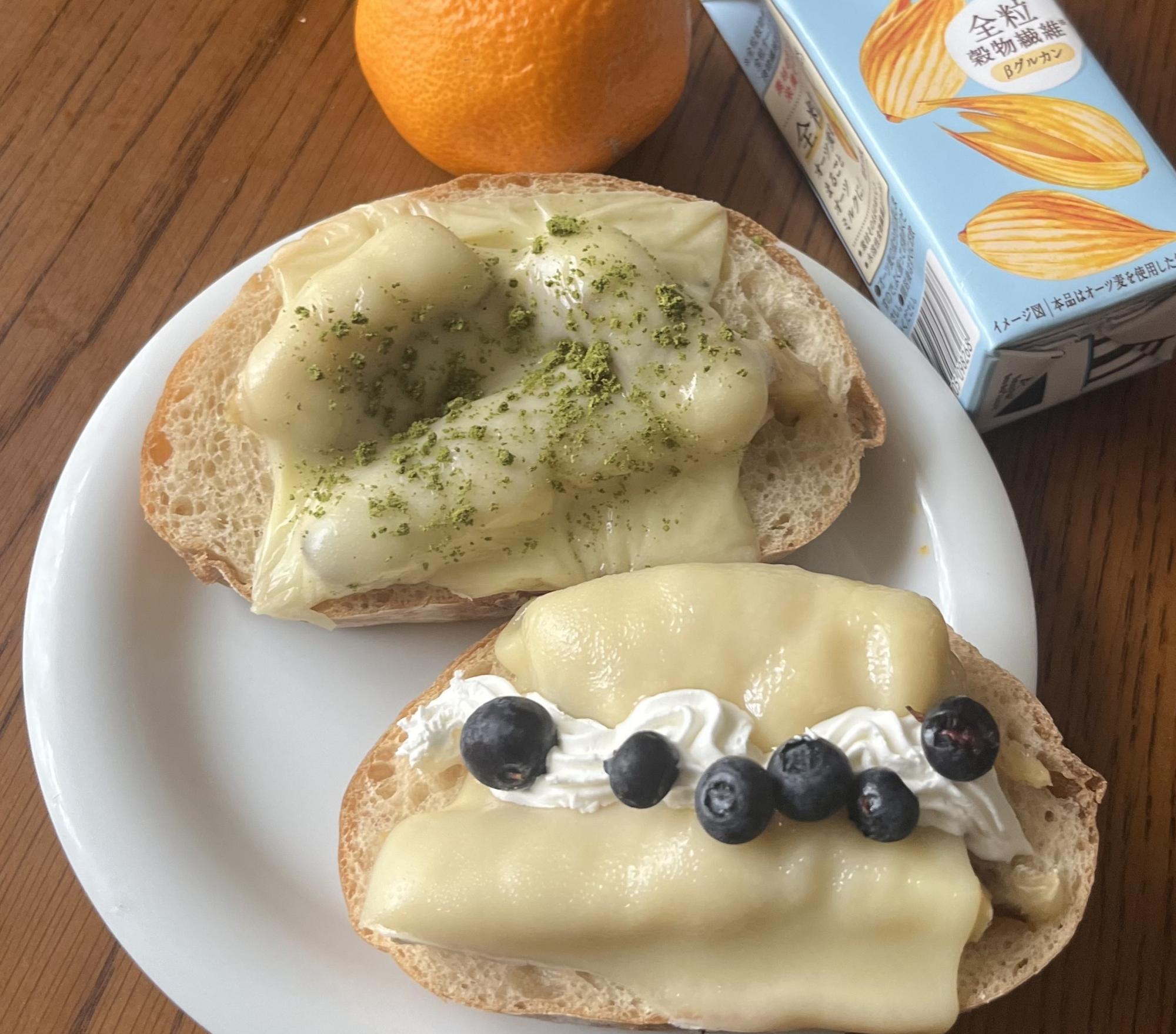 ある日の朝食では、バナナとチーズのトーストをアレンジしました