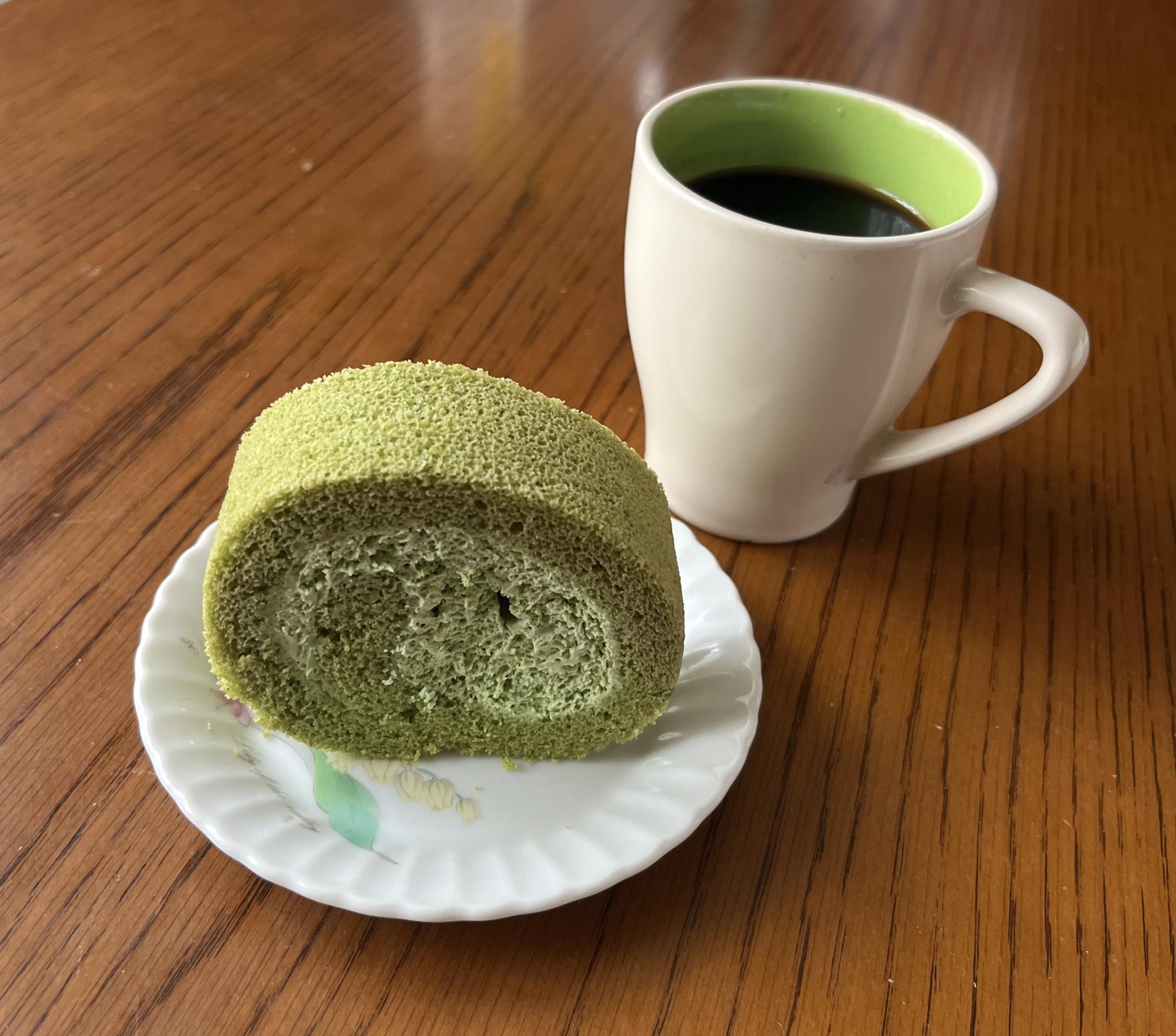 この時期に緑色のものが食べたくなります。抹茶のほどよい渋みが好きです